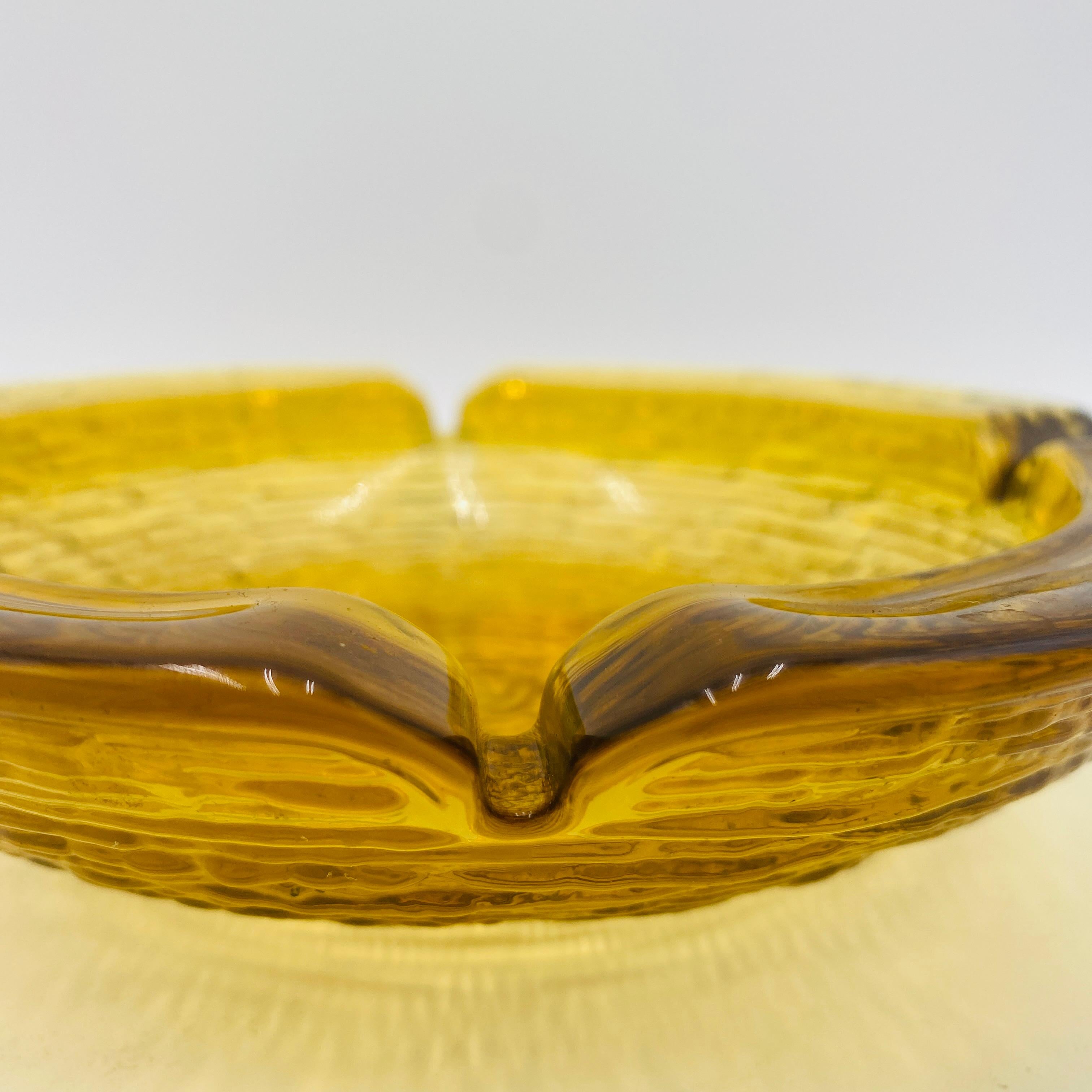 Vetro Mid Century Large Amber Glass Ashtray by Anchor Hocking in vendita