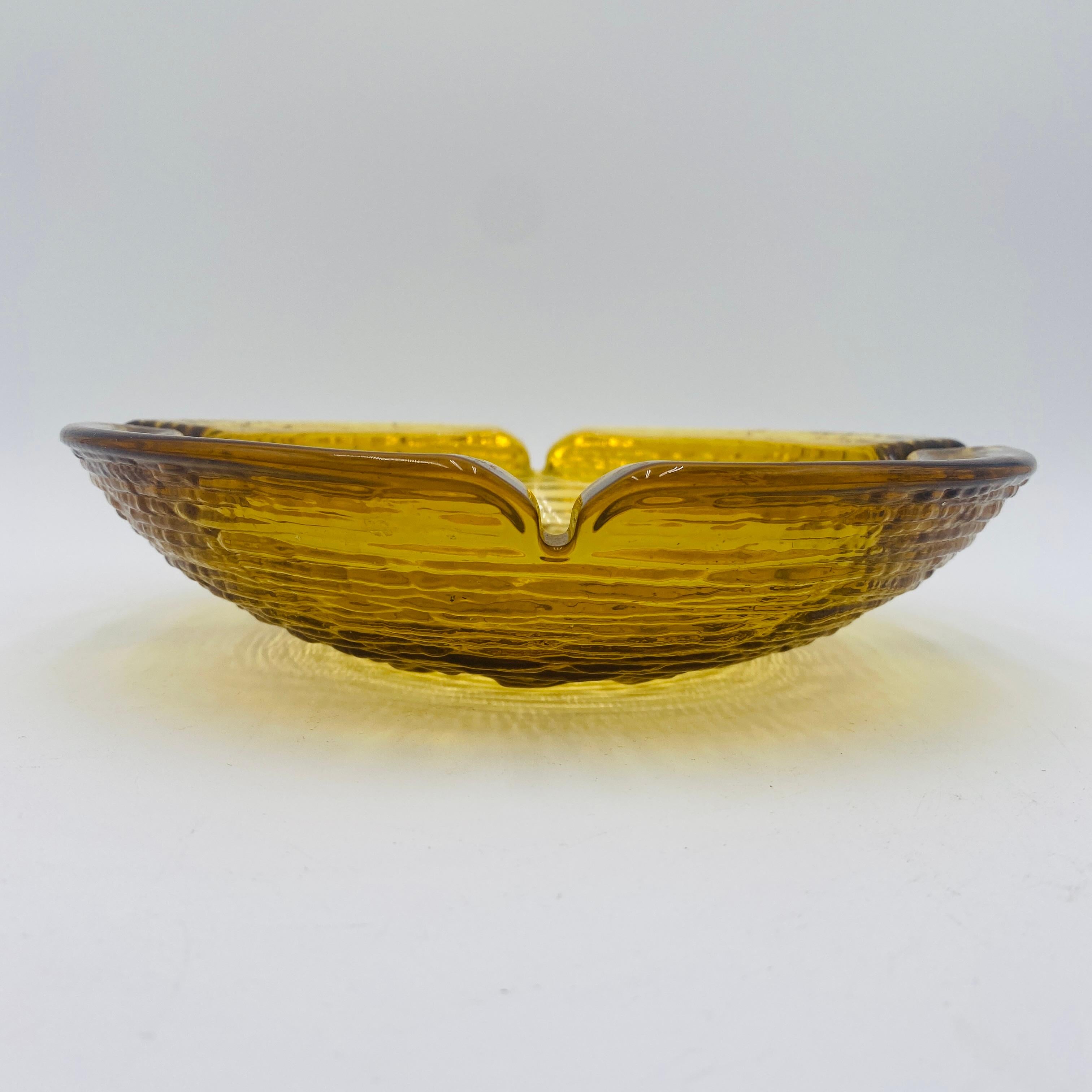 Mid Century Large Amber Glass Ashtray by Anchor Hocking in vendita 1