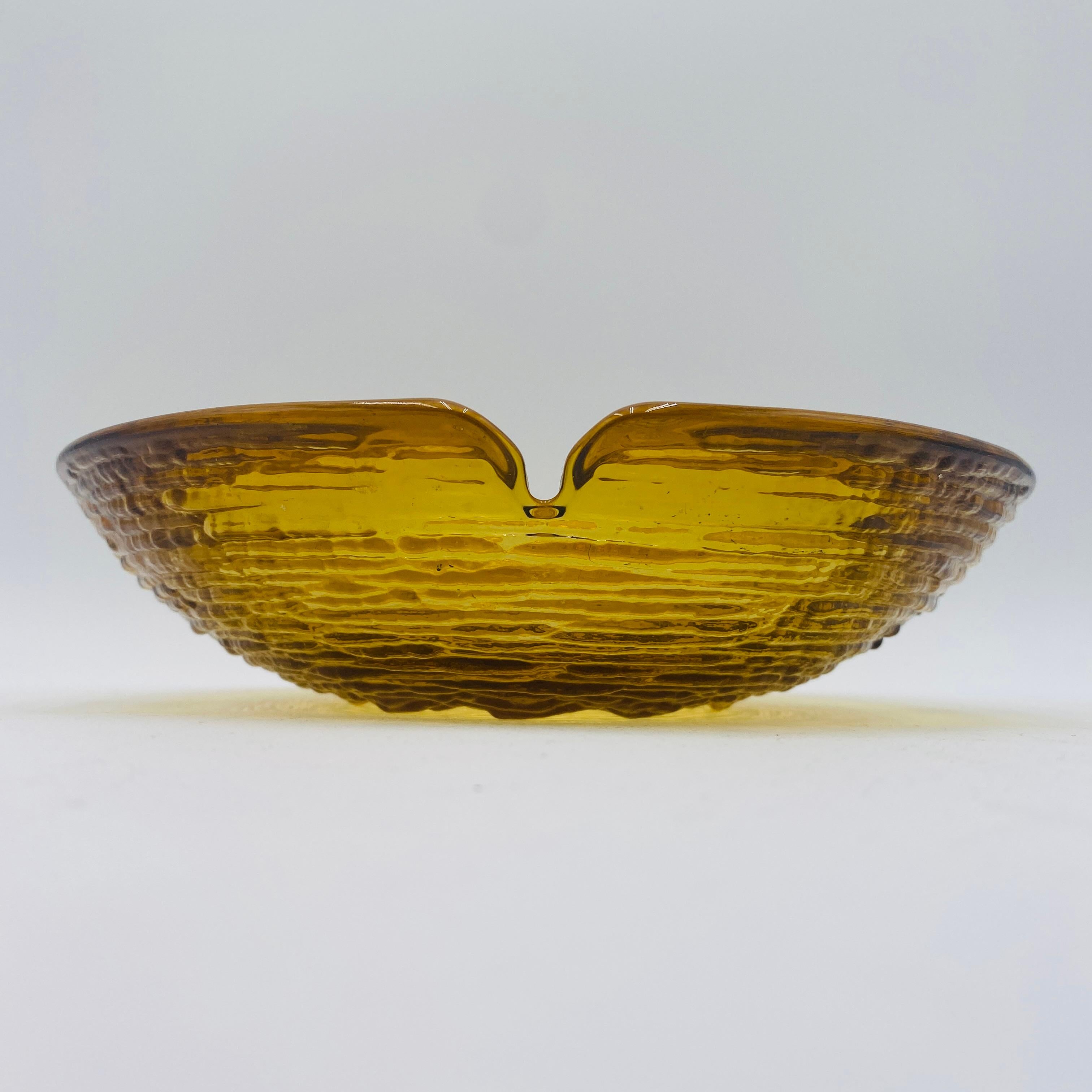 Mid Century Large Amber Glass Ashtray by Anchor Hocking in vendita 2