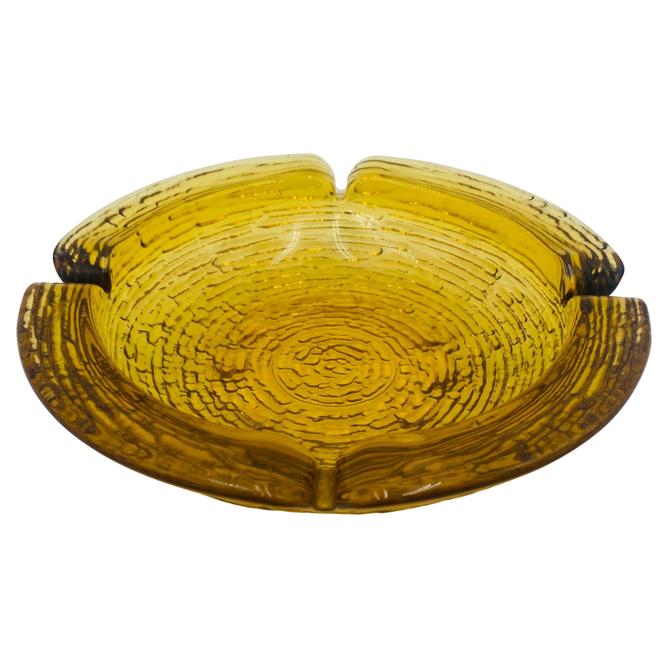 Mid Century Large Amber Glass Ashtray by Anchor Hocking in vendita