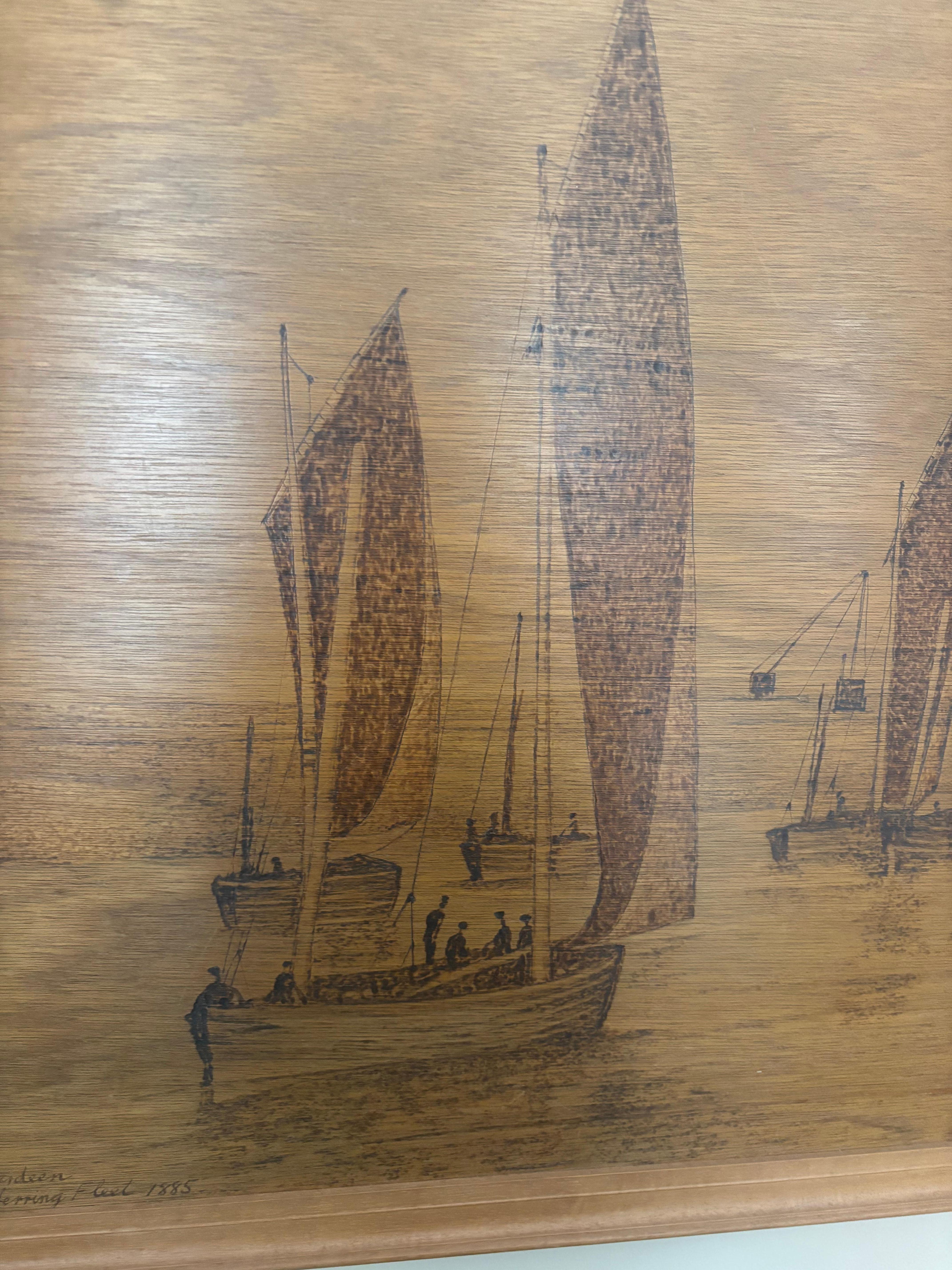 Mid Century Large Arts And Crafts Pyrographie Fischereiflotte Schiffe, signiert im Angebot 2