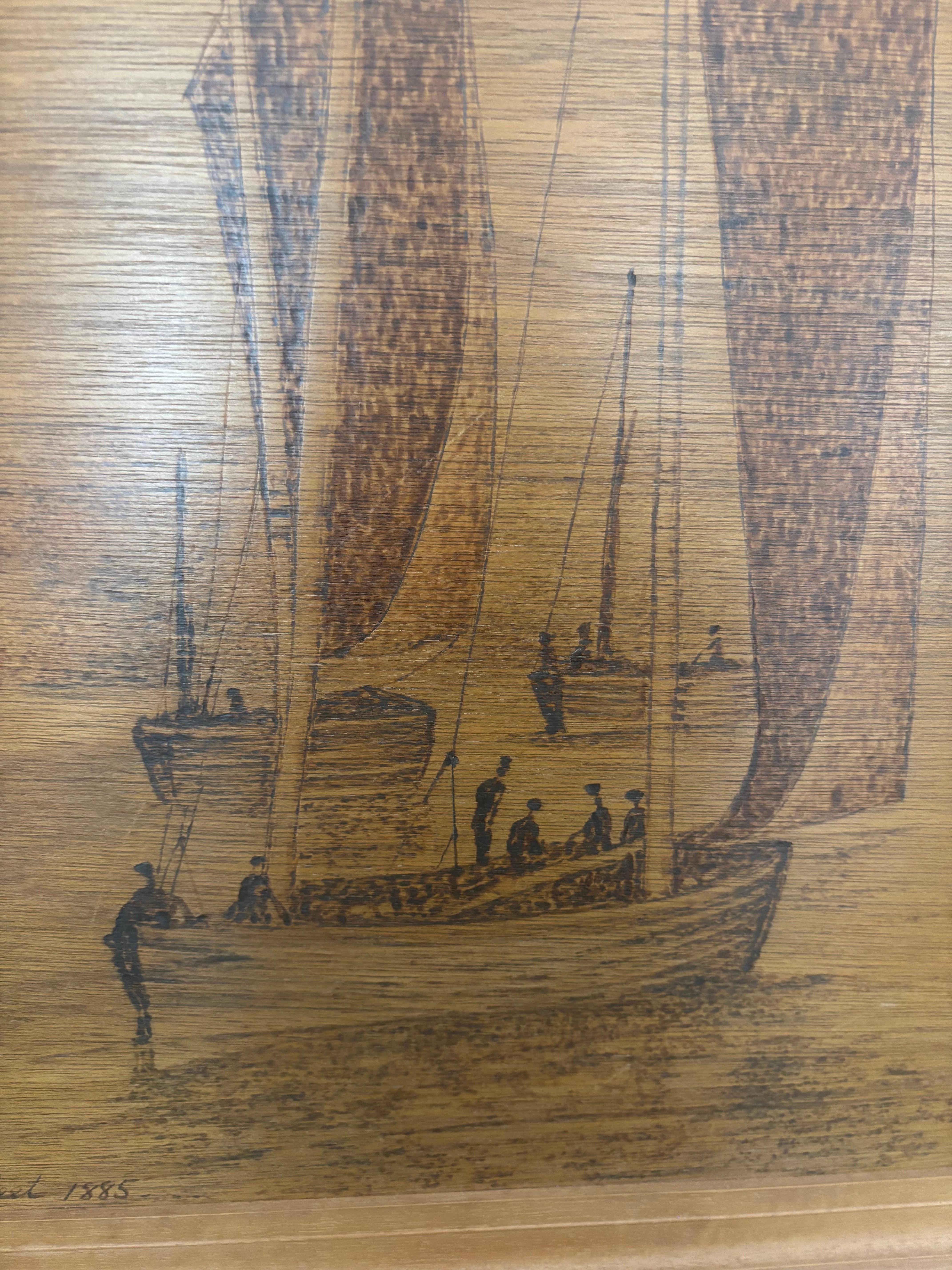 Mid Century Large Arts And Crafts Pyrographie Fischereiflotte Schiffe, signiert im Angebot 3