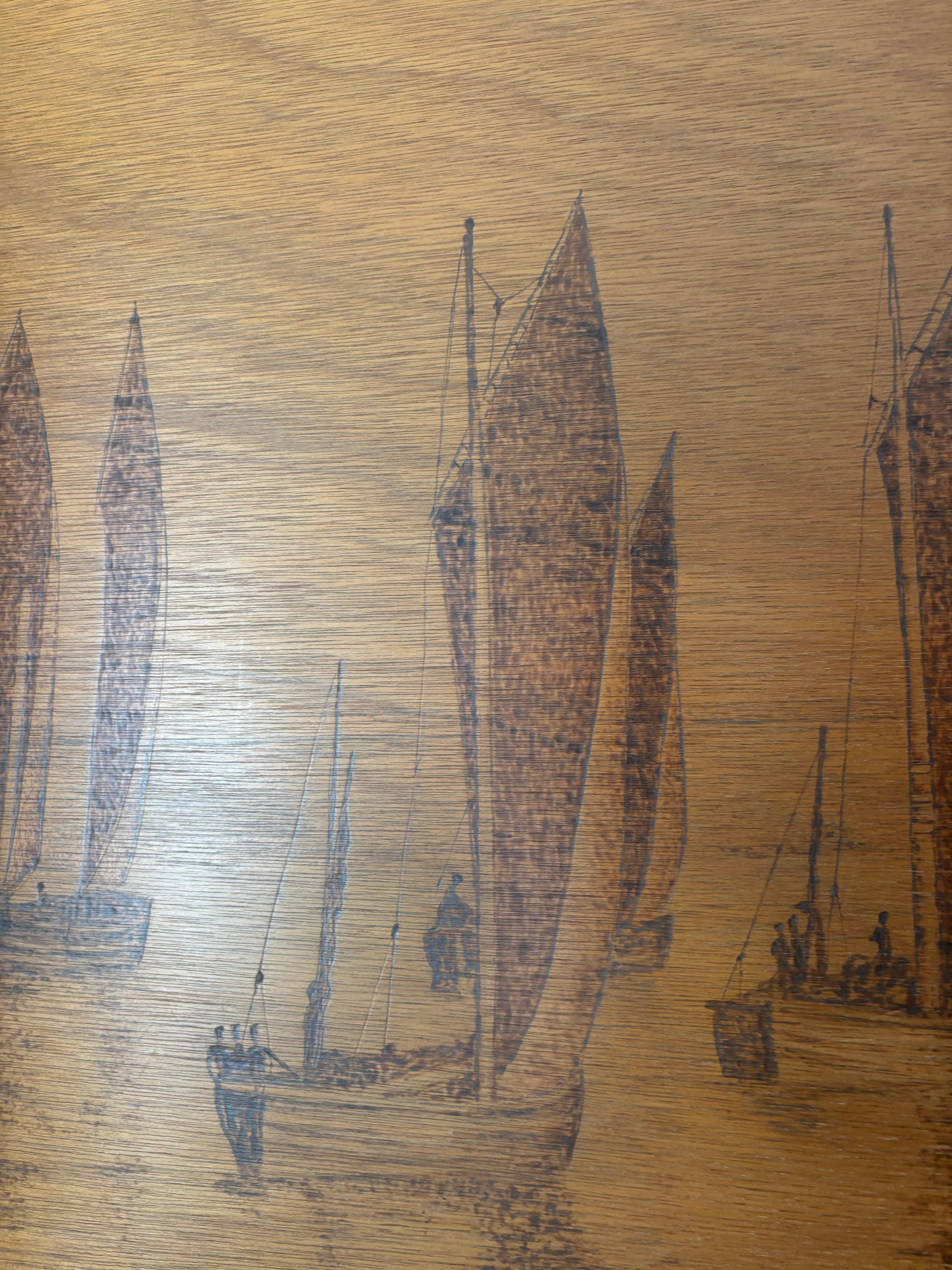 Mid Century Large Arts And Crafts Pyrographie Fischereiflotte Schiffe, signiert (Handgeschnitzt) im Angebot
