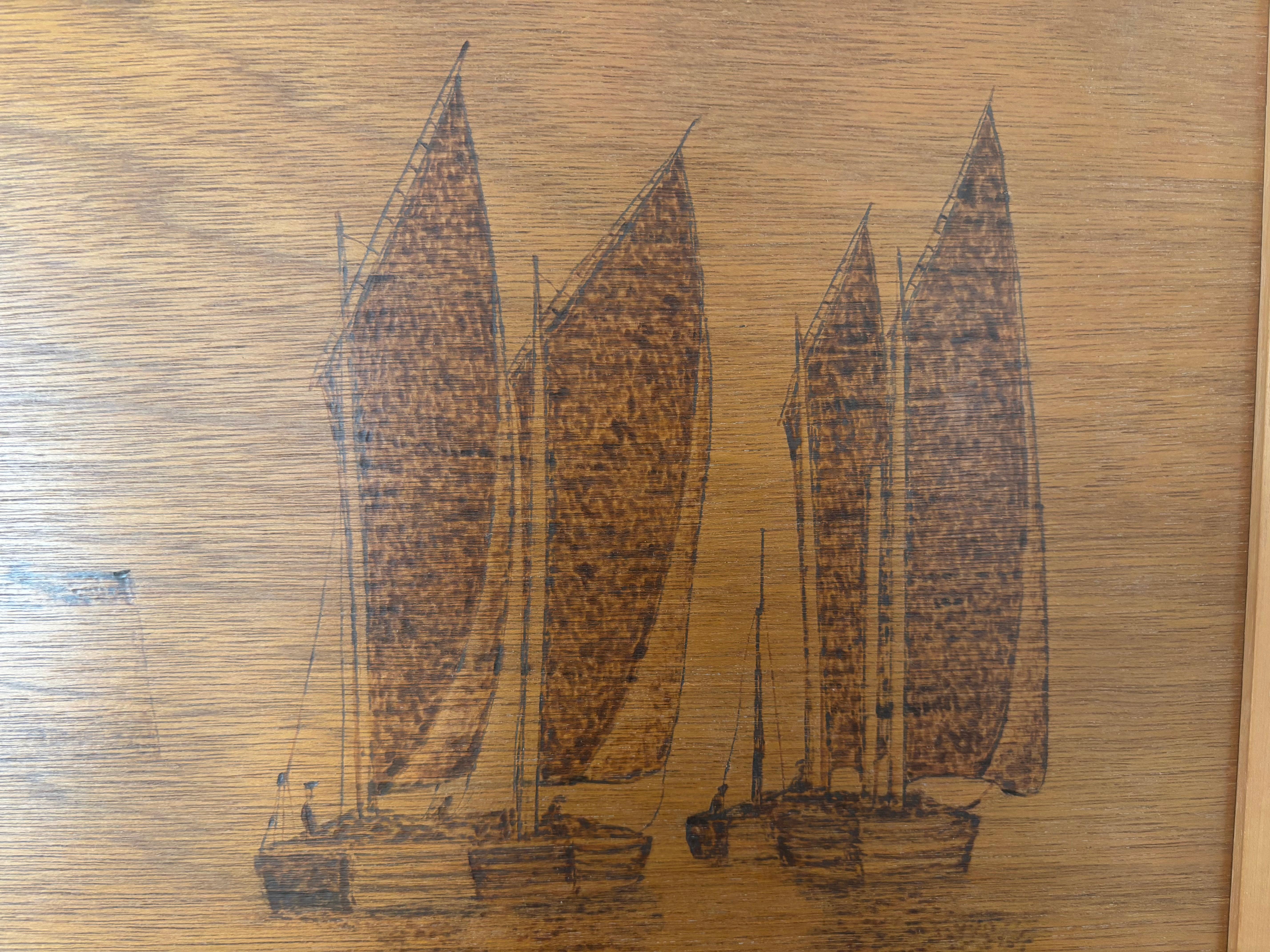 Mid Century Large Arts And Crafts Pyrographie Fischereiflotte Schiffe, signiert (Holz) im Angebot
