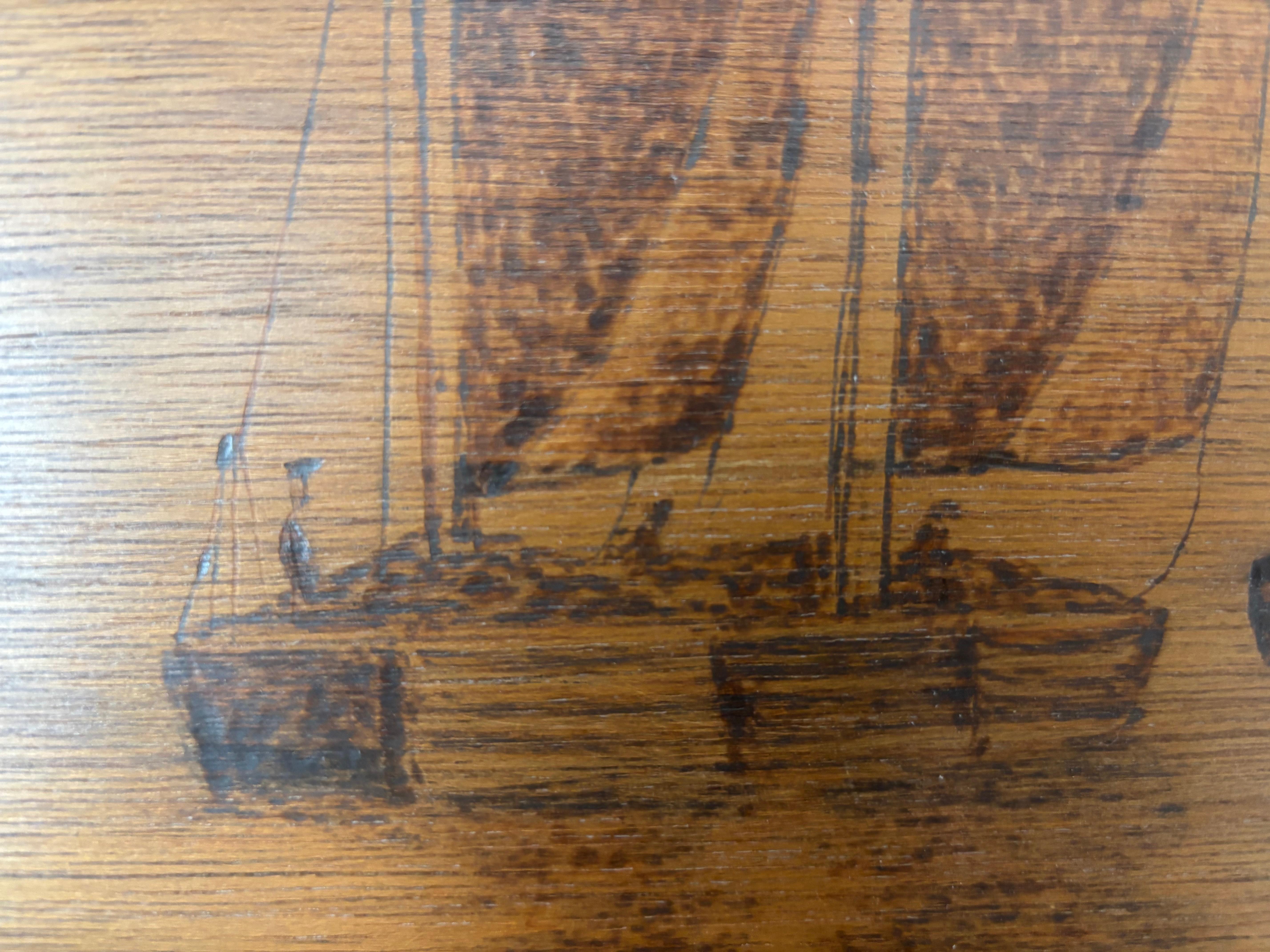 Mid Century Large Arts And Crafts Pyrographie Fischereiflotte Schiffe, signiert im Angebot 1