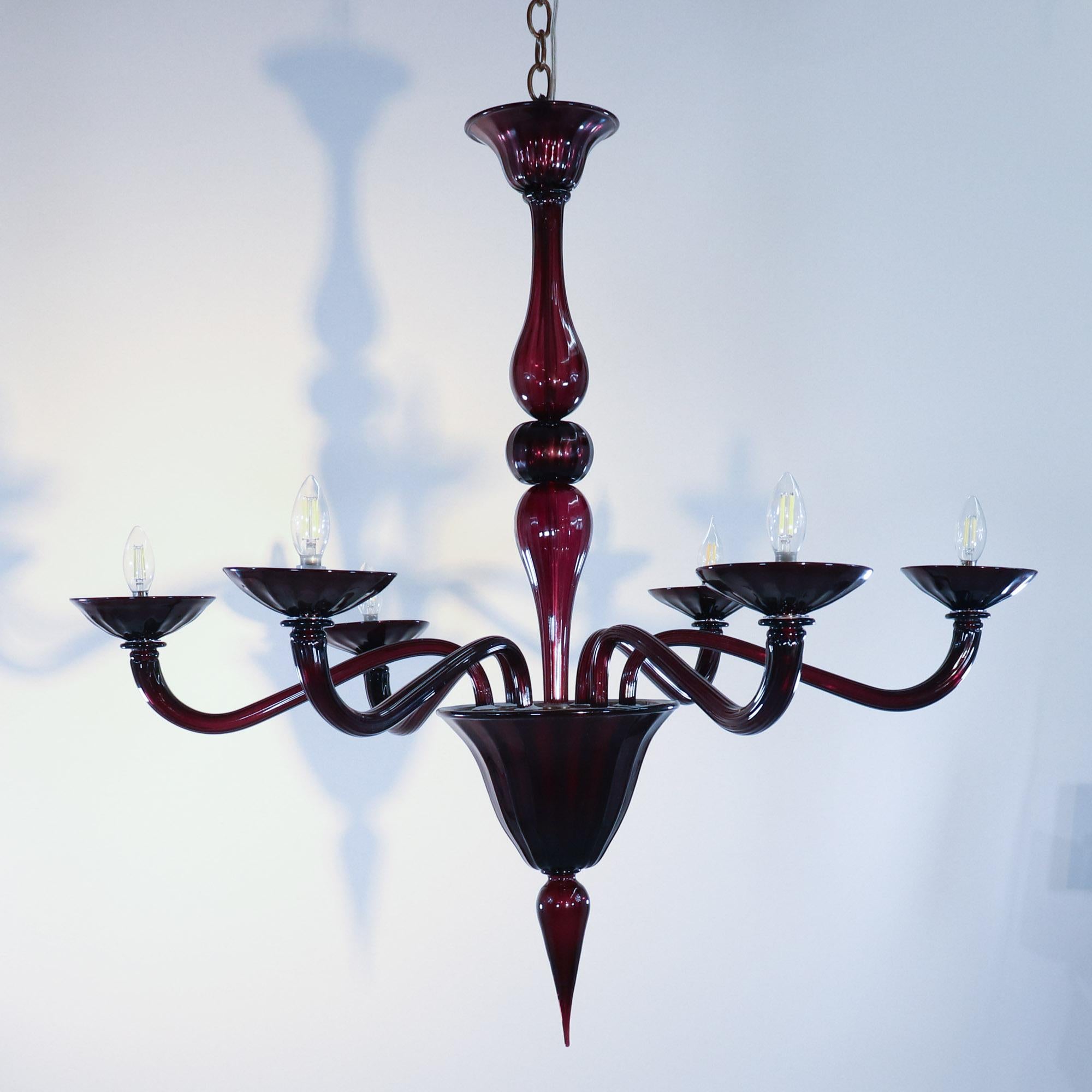 Questo grande lampadario di Murano in stile metà secolo è caratterizzato da sei bracci a voluta ondulati che sorreggono coppe poco profonde, una colonna centrale a bulbo e una lampadina decorativa a punta nella vasca inferiore. Il corpo e i bracci