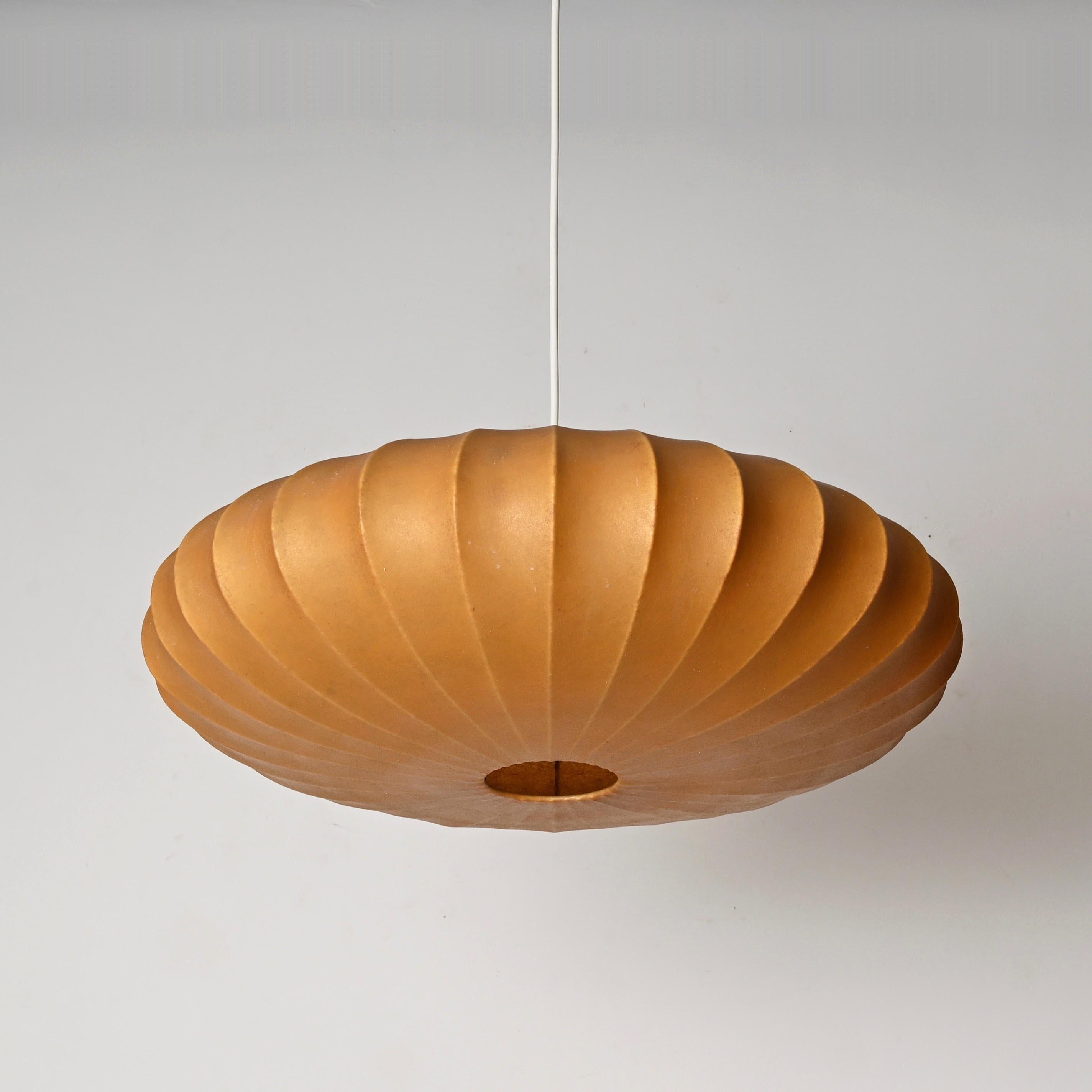 Spectacular large cocoon pendant with a stunning beige color. This gorgeous chandelier was designed by Achille Castiglion in Italy during the late 1950s.

This large cocoon is incredibly rare and in amazing conditions, with a marvelous color and has