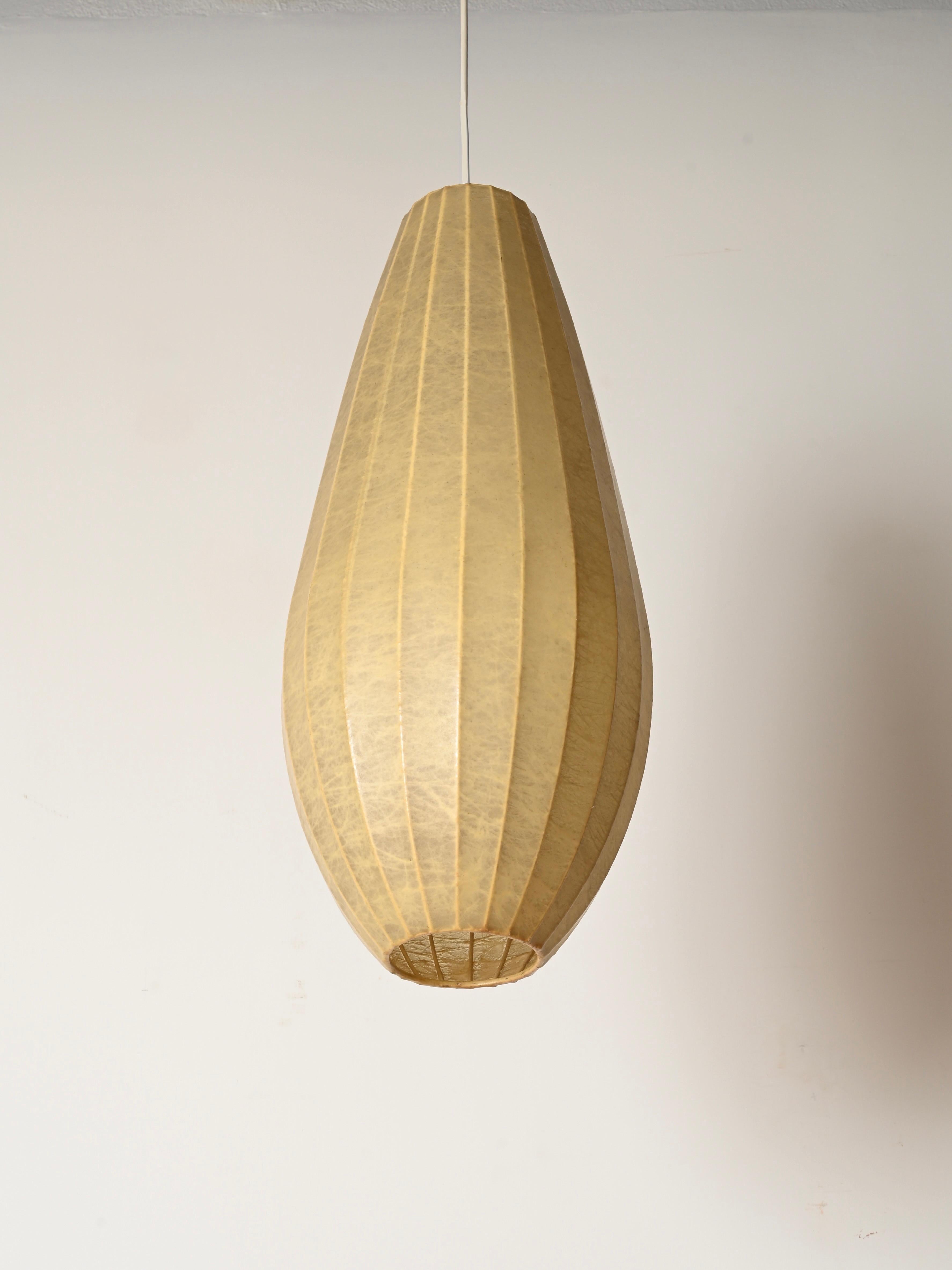 Espectacular colgante en forma de gran lágrima de capullo de color beige. Esta pieza excepcional e increíblemente rara fue diseñada por Achille Castiglioni y producida en Italia durante la década de 1960.

En increíble estado y con una encantadora