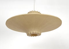 Große italienische Mid-Century-Pendelleuchte Cocoon in Beige von Castiglioni, 1960er Jahre