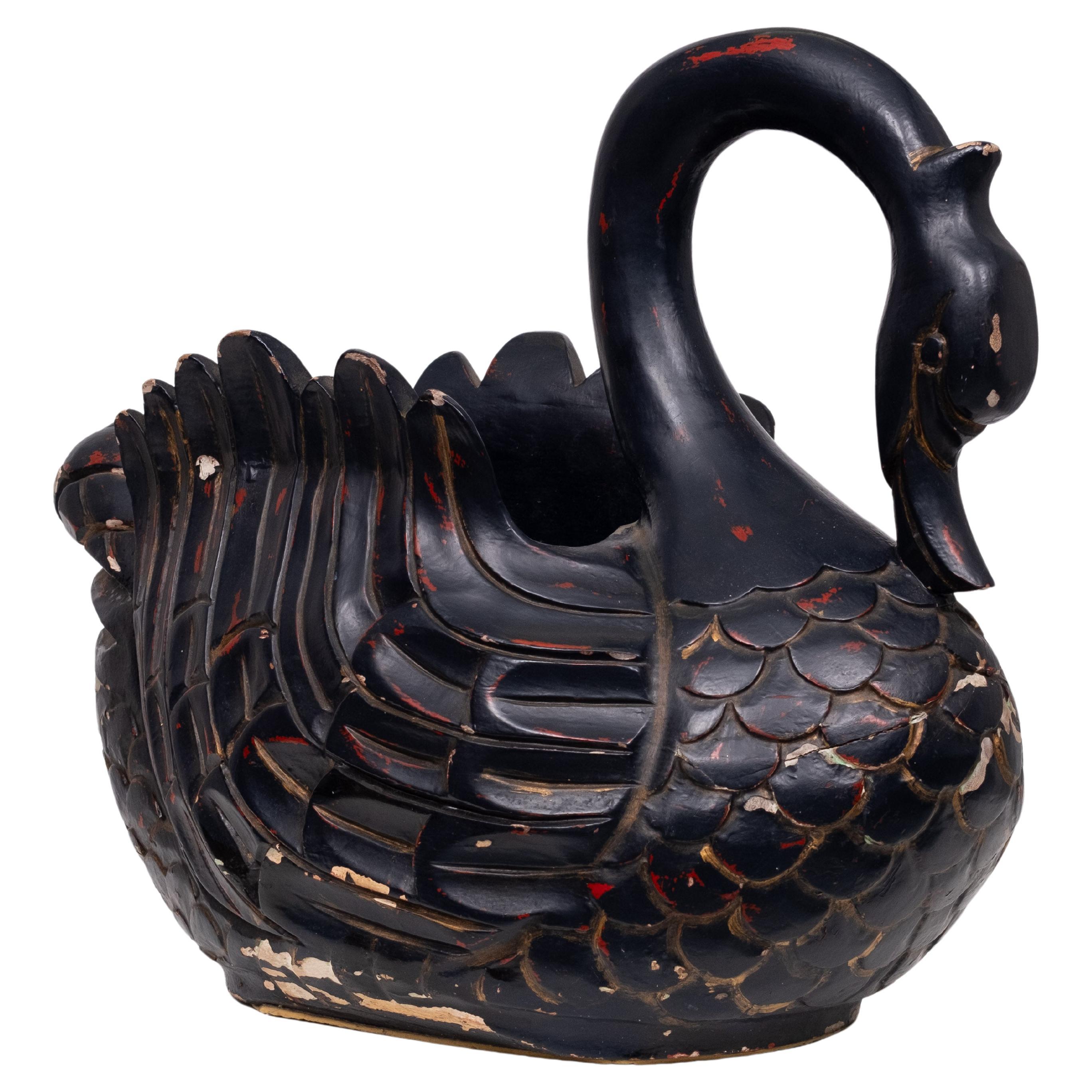 Adoro questo grande cigno di legno, nero e rosso. 
Supporto per le piante? Si trova in un corridoio o in una stanza.
così decorativo  
 