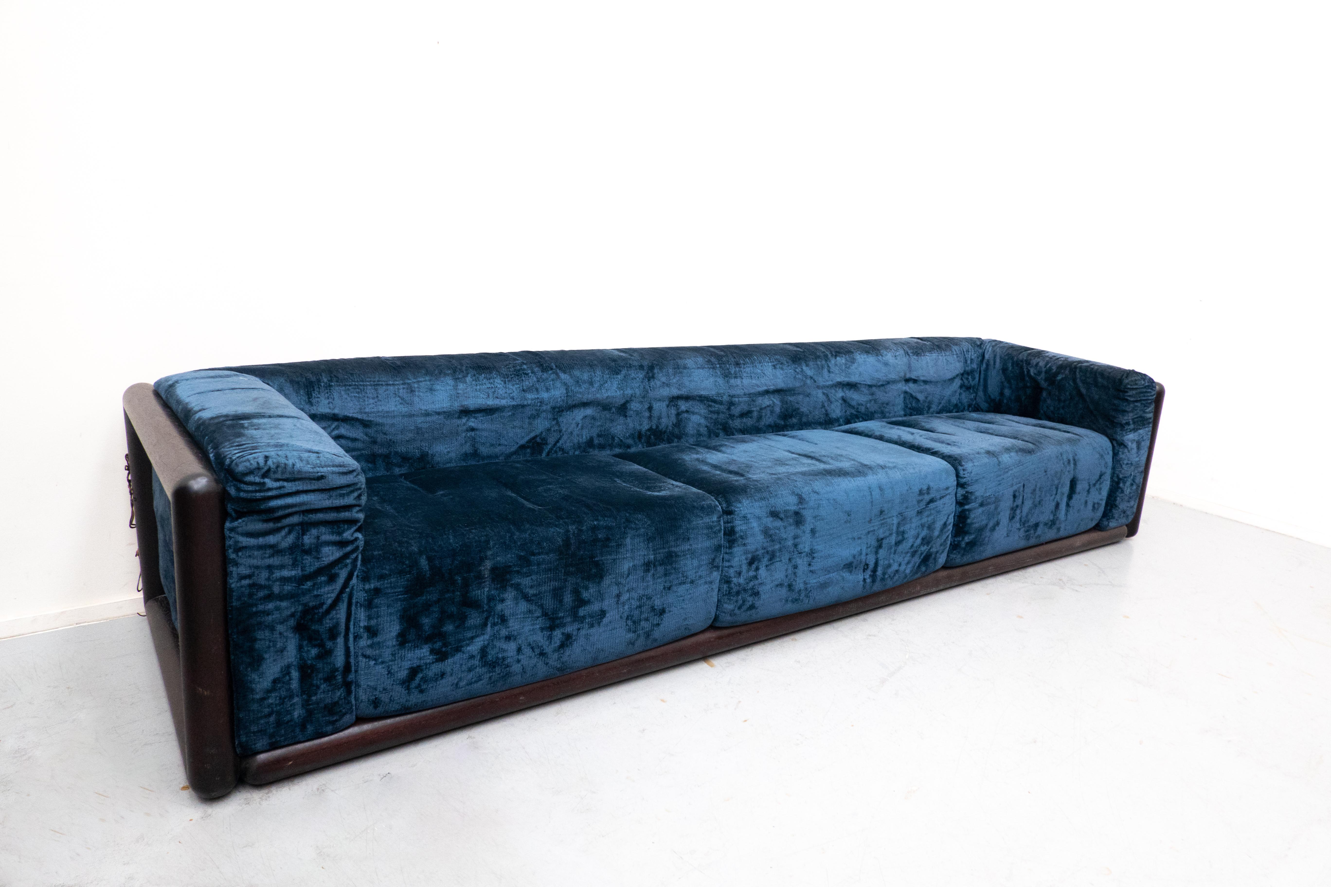 Italian Mid-Century Modern large blue sofa cornaro by Carlo Scarpa for Simon Gavina, 1970s
Wood and velvet. 
Original velvet. 
3 seater.