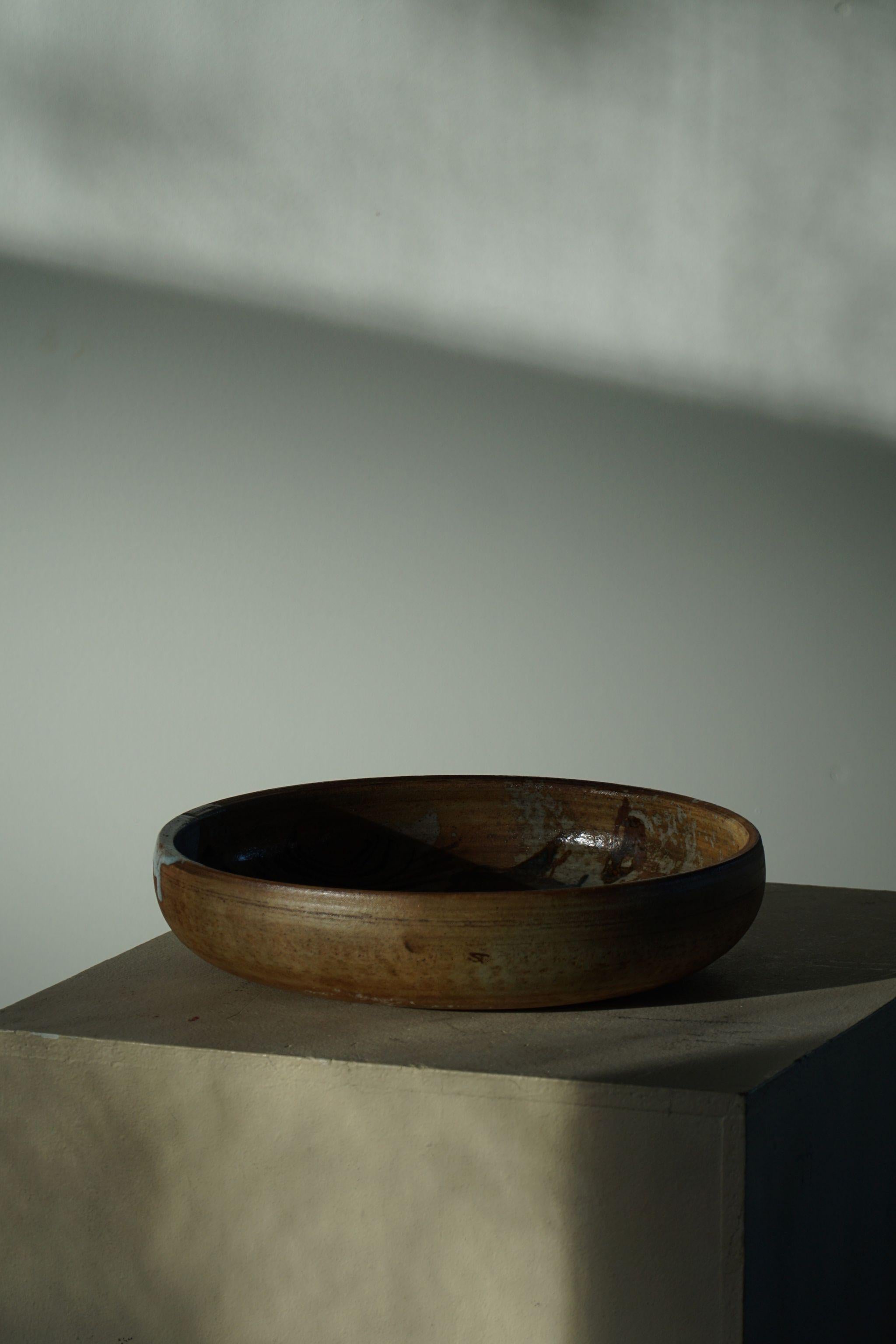 Scandinavo moderno Ciotola di grandi dimensioni in ceramica di Conny Walther, anni '70, del Medioevo in vendita