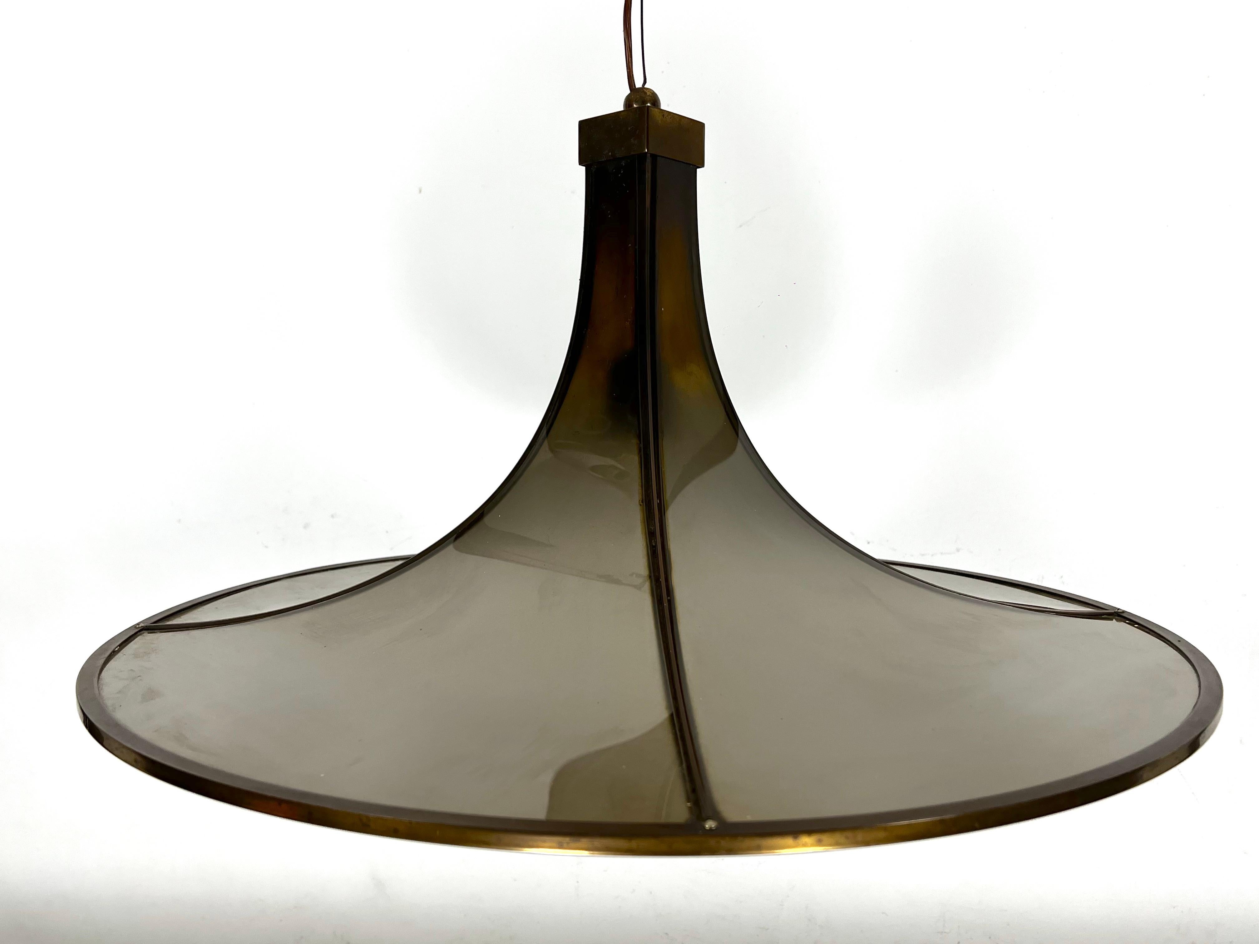 Mid-Century Large brass and curved glass Esperia chandelier model Pagoda. 1960s For Sale 3