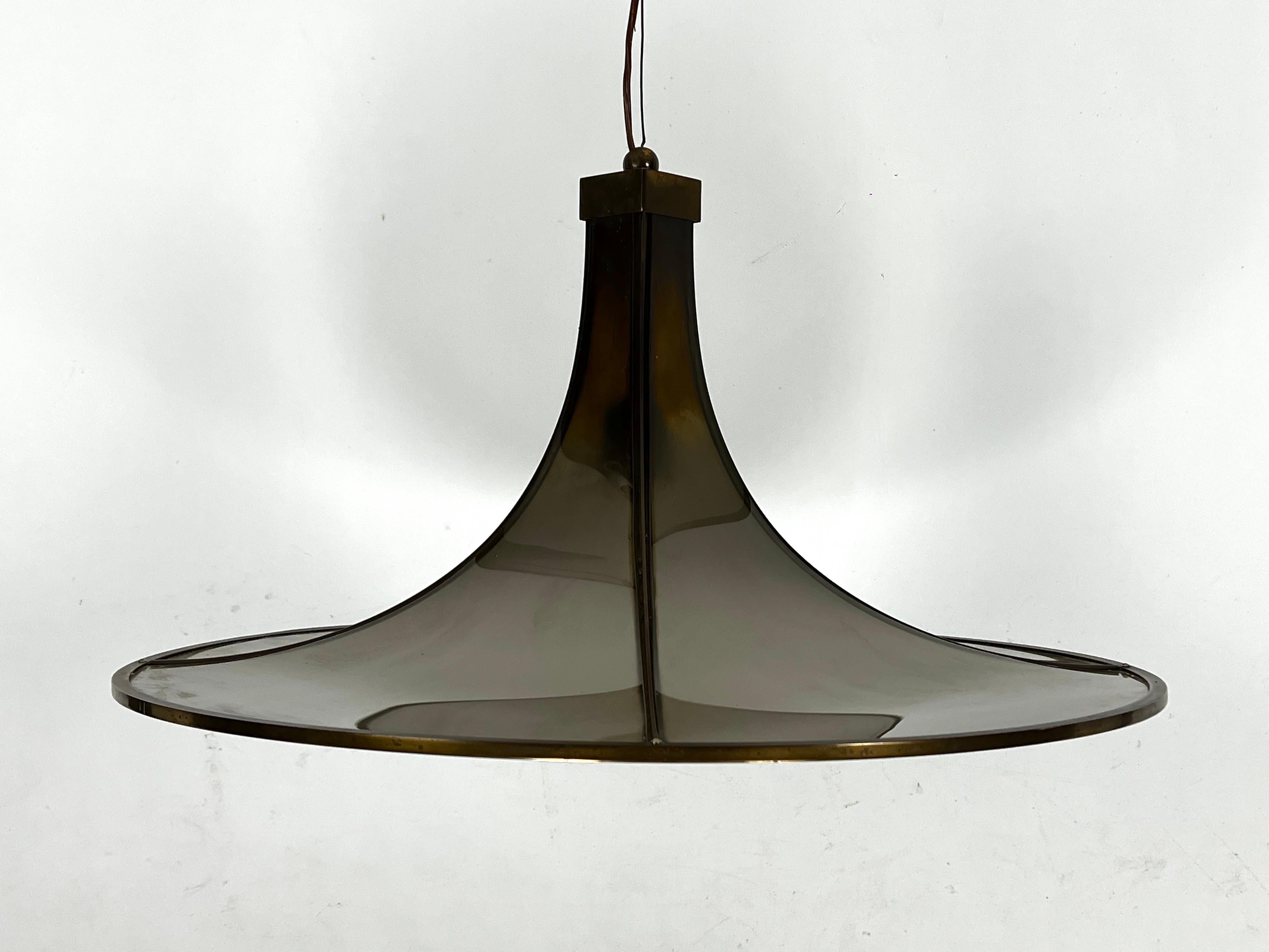 Italian Mid-Century Large brass and curved glass Esperia chandelier model Pagoda. 1960s For Sale
