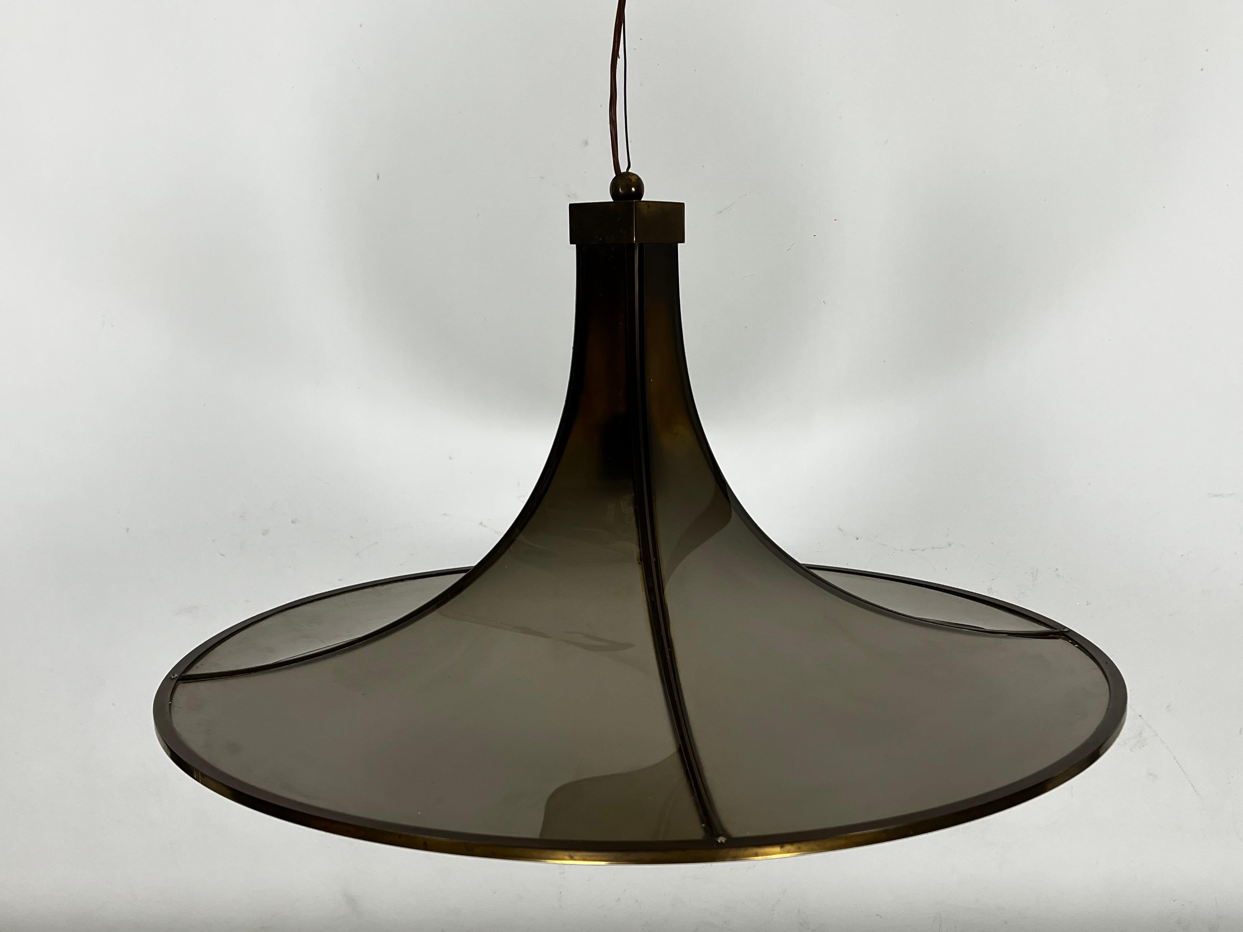 Brass Mid-Century Large brass and curved glass Esperia chandelier model Pagoda. 1960s For Sale