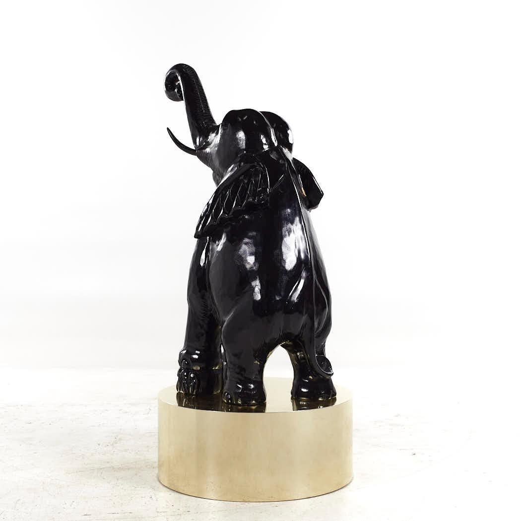 Mid Century Large Brass Base Elefanten-Skulpturen - Paar im Angebot 3
