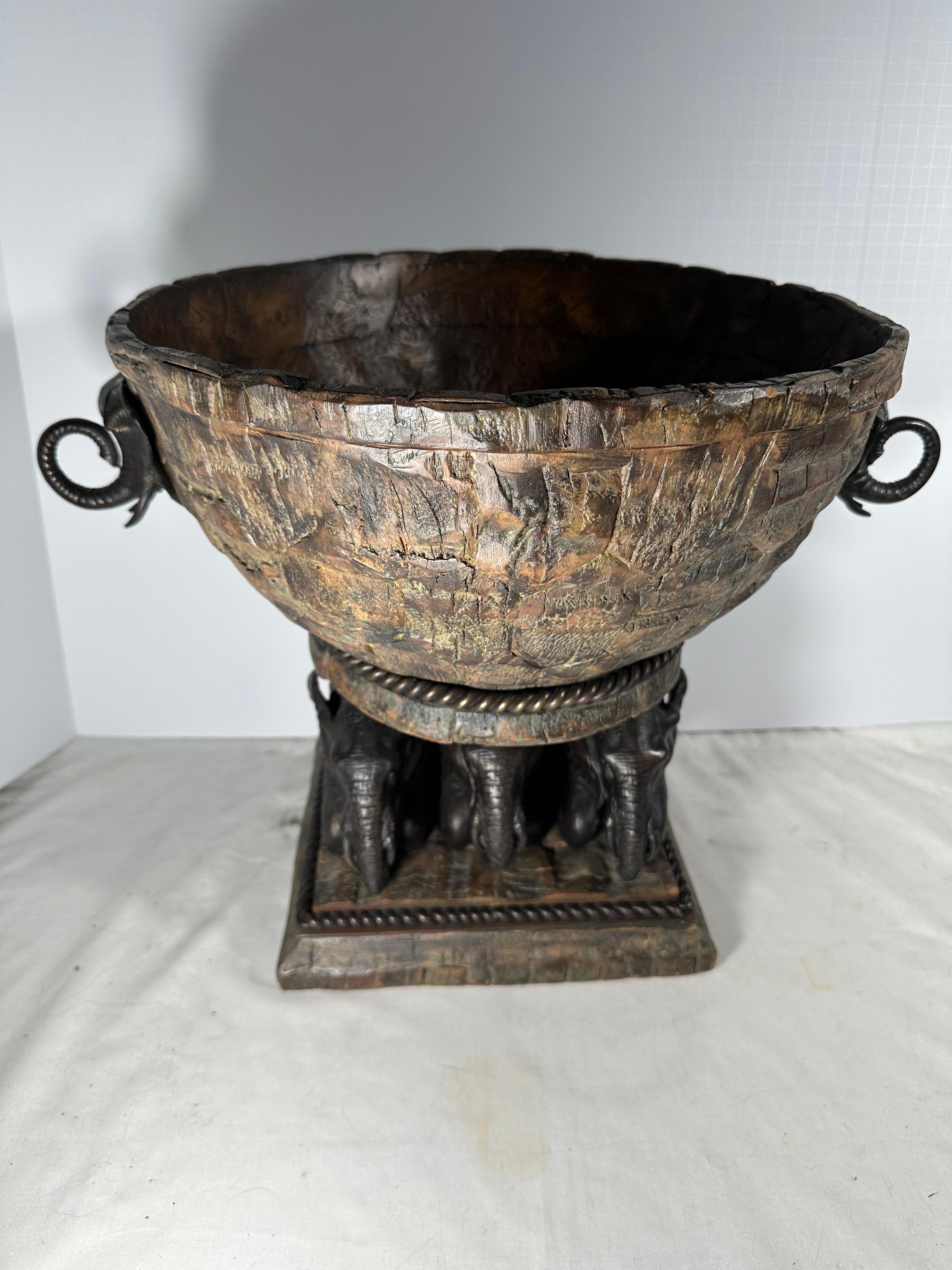 Mitte des Jahrhunderts Großer Bronze-Elefant und Holzschale Tafelaufsatz

Hochinteressantes Mittelstück oder Pflanzgefäß aus dem asiatisch-mediterranen Raum. Die schwere, dekorative, rustikale, handbehauene Holzschale wurde aus einem einzigen Stück