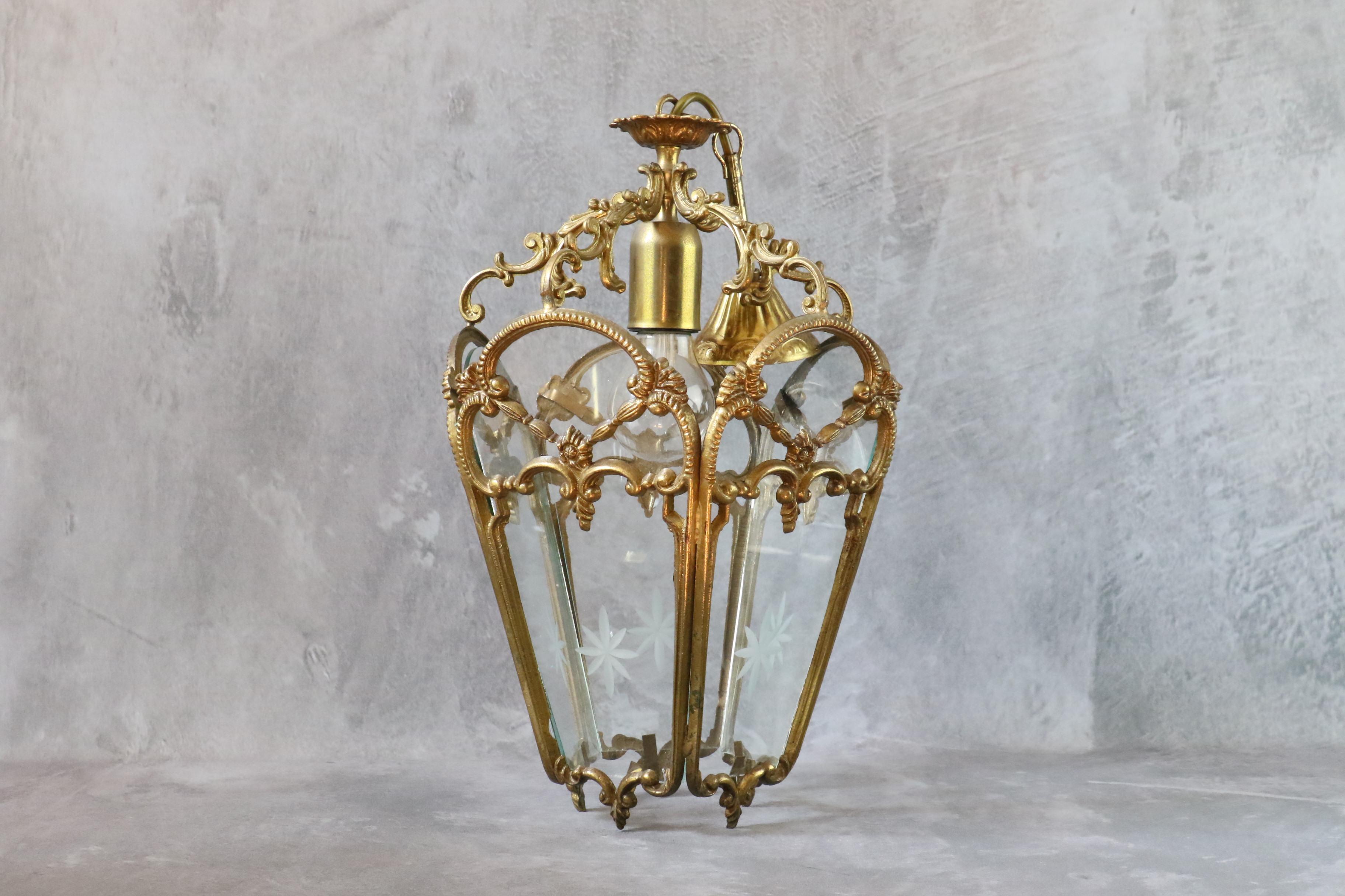 Mid-century large bronze lantern pendant, Louis XV style. 

It has 5 cut glass panels with a cut star motif and beautifully decorated bronze. 
The lantern is in very good condition, aged patina on the bronze.

Lights: One socket for one E27