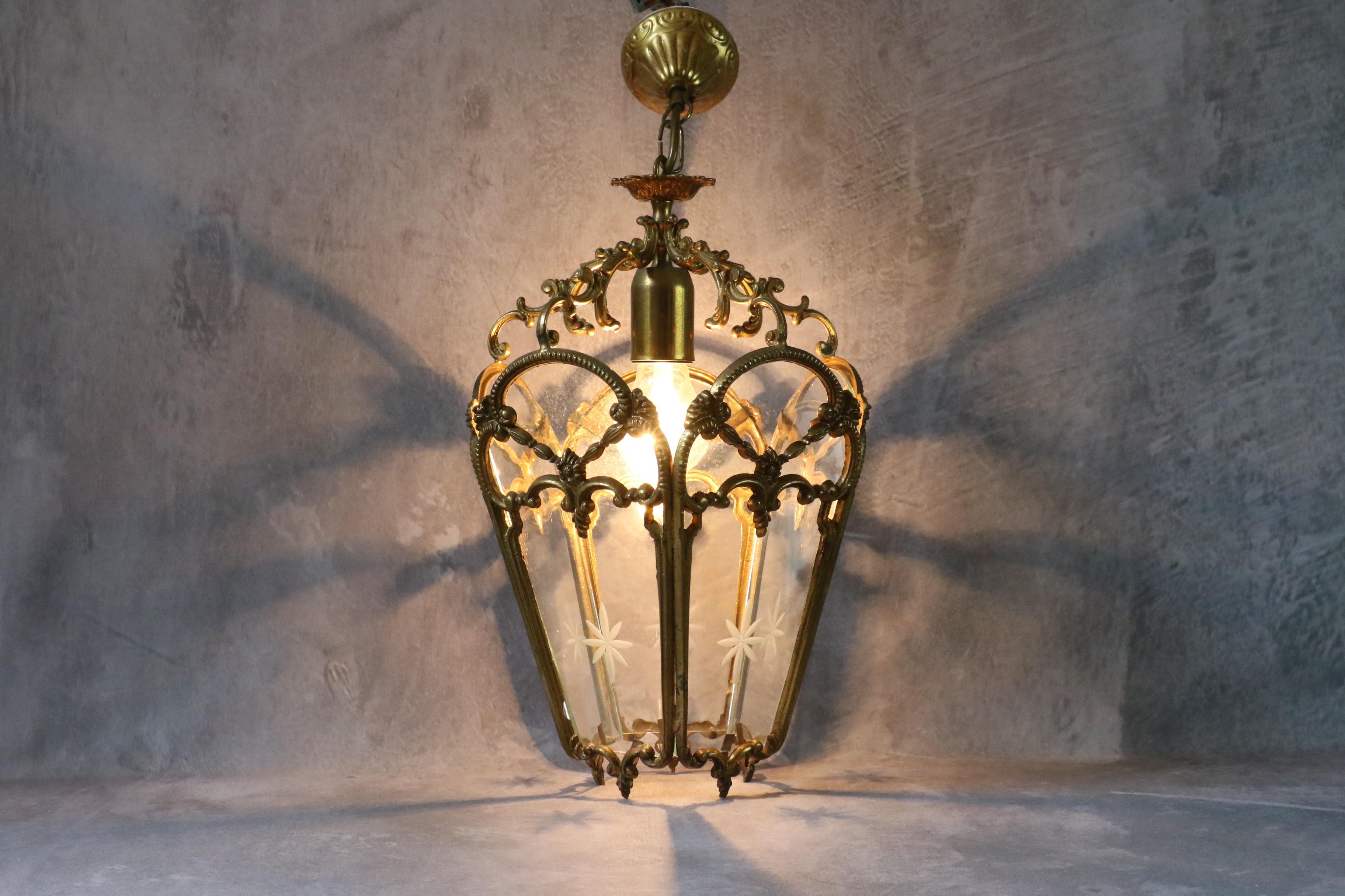 Mid-century large bronze lantern pendant, Louis XV style.  In Good Condition For Sale In Camblanes et Meynac, FR