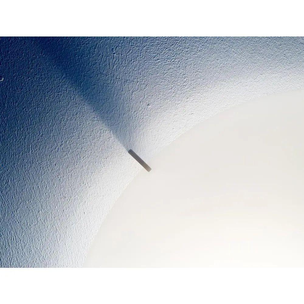 Imponente lámpara de techo del fabricante sueco luxury según un diseño de uno y east kristansson de los años sesenta. Aquí tienes una rara versión de la lámpara completamente en blanco.

Un diseño minimalista de tamaño impresionante. Este diseño es