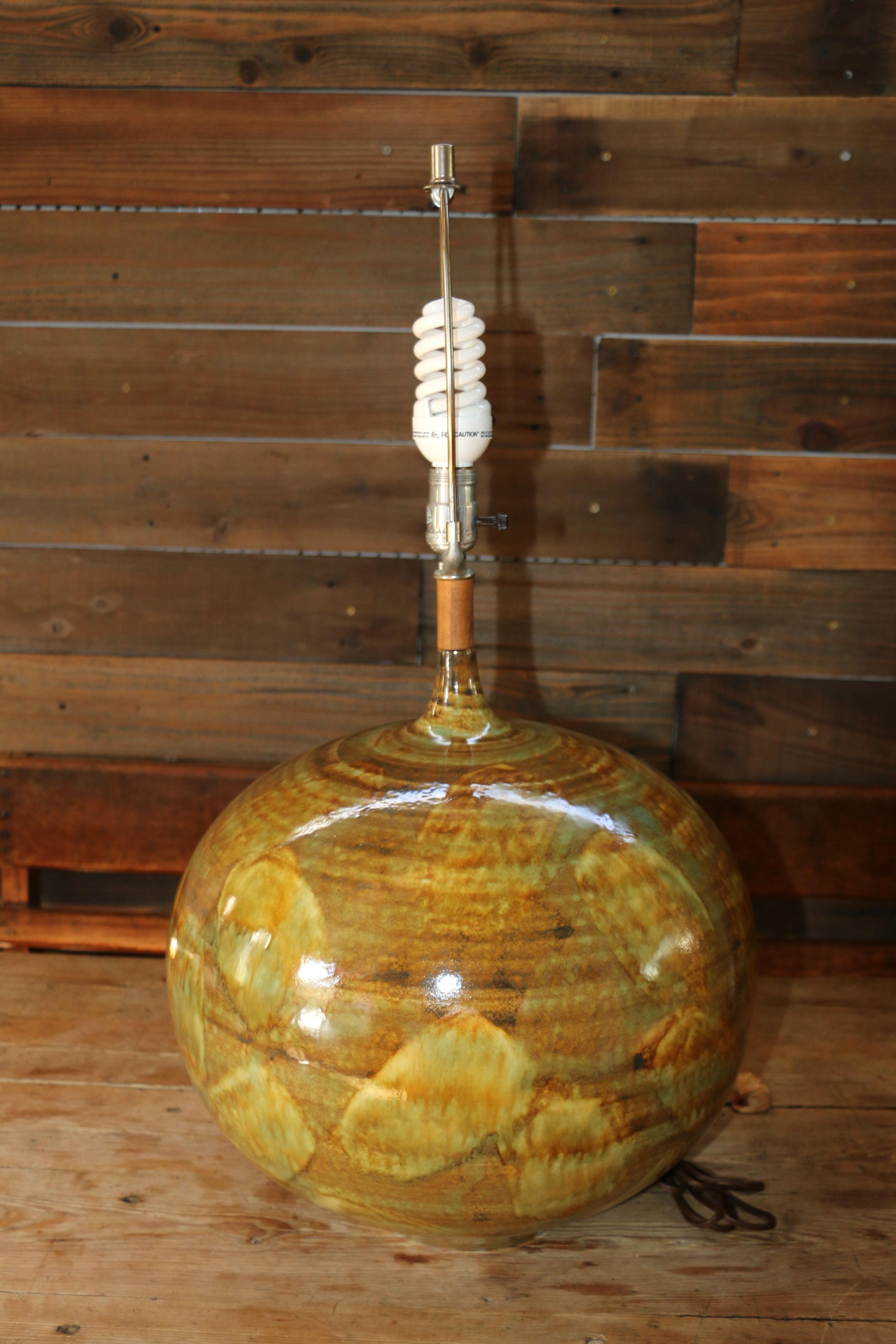 Grande lampe de table du milieu du siècle en céramique à glaçure goutte à goutte, années 1960 Bon état - En vente à North Hollywood, CA