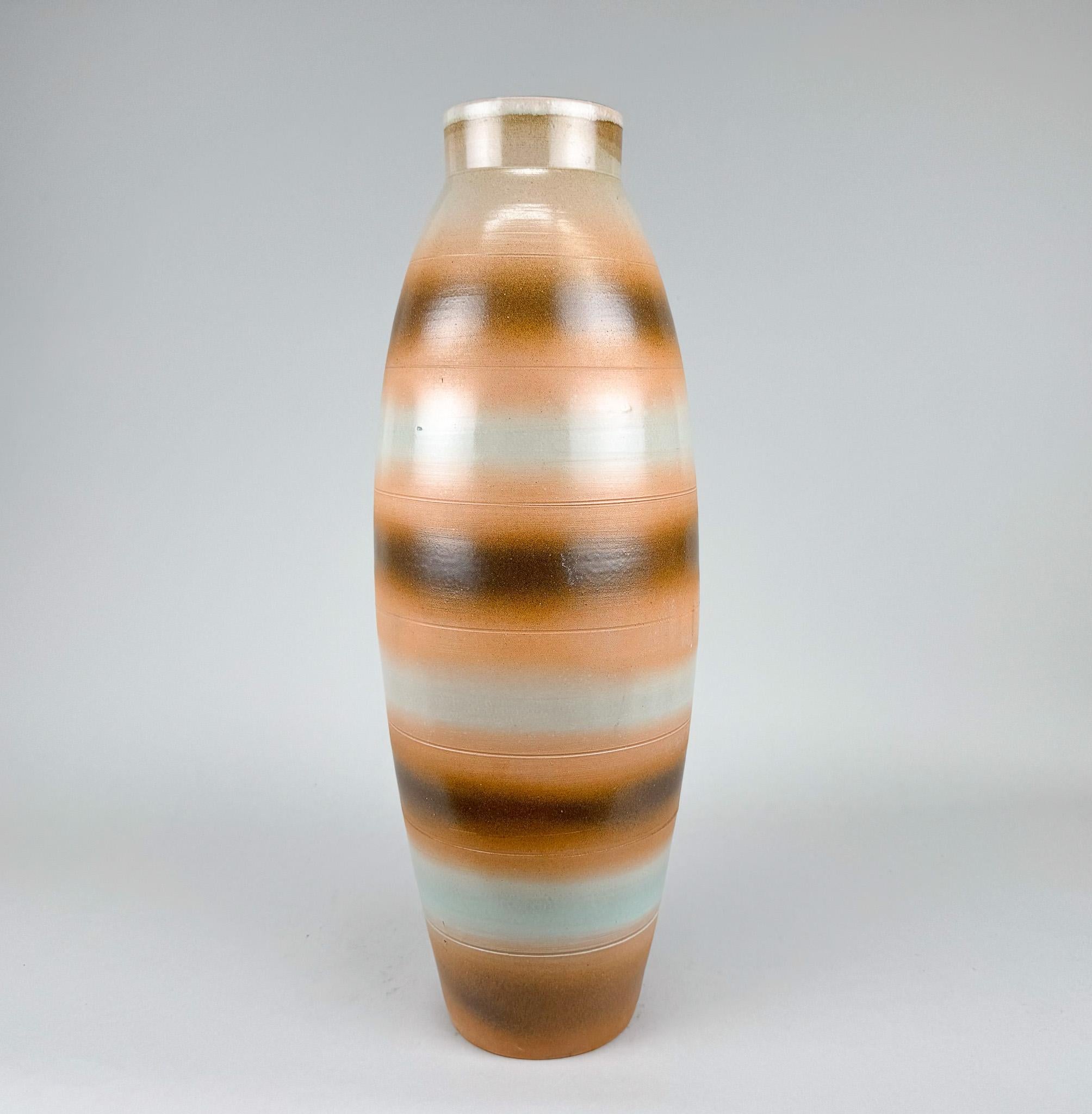 Vaso da terra alto in ceramica vintage proveniente dall'ex Cecoslovacchia. Realizzato negli anni '70
