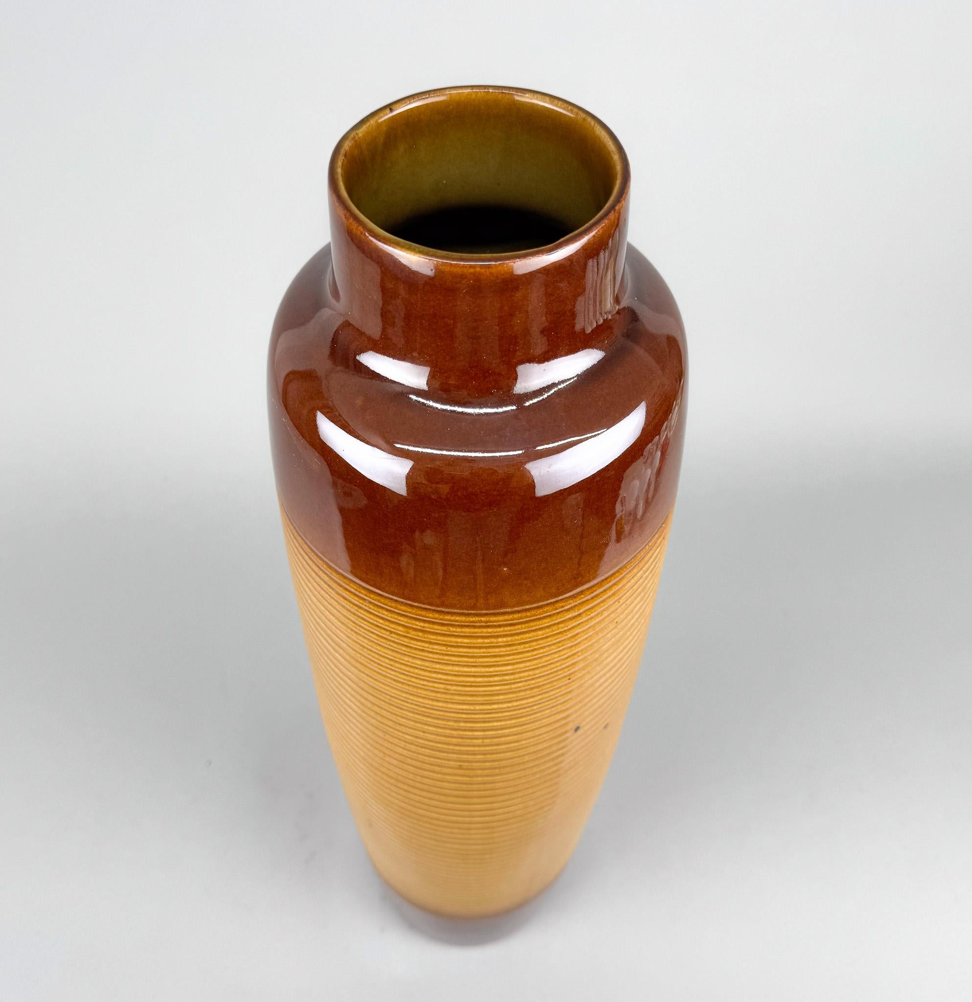 Mid-Century moderno Vaso da terra in ceramica di grandi dimensioni della metà del secolo, Cecoslovacchia in vendita