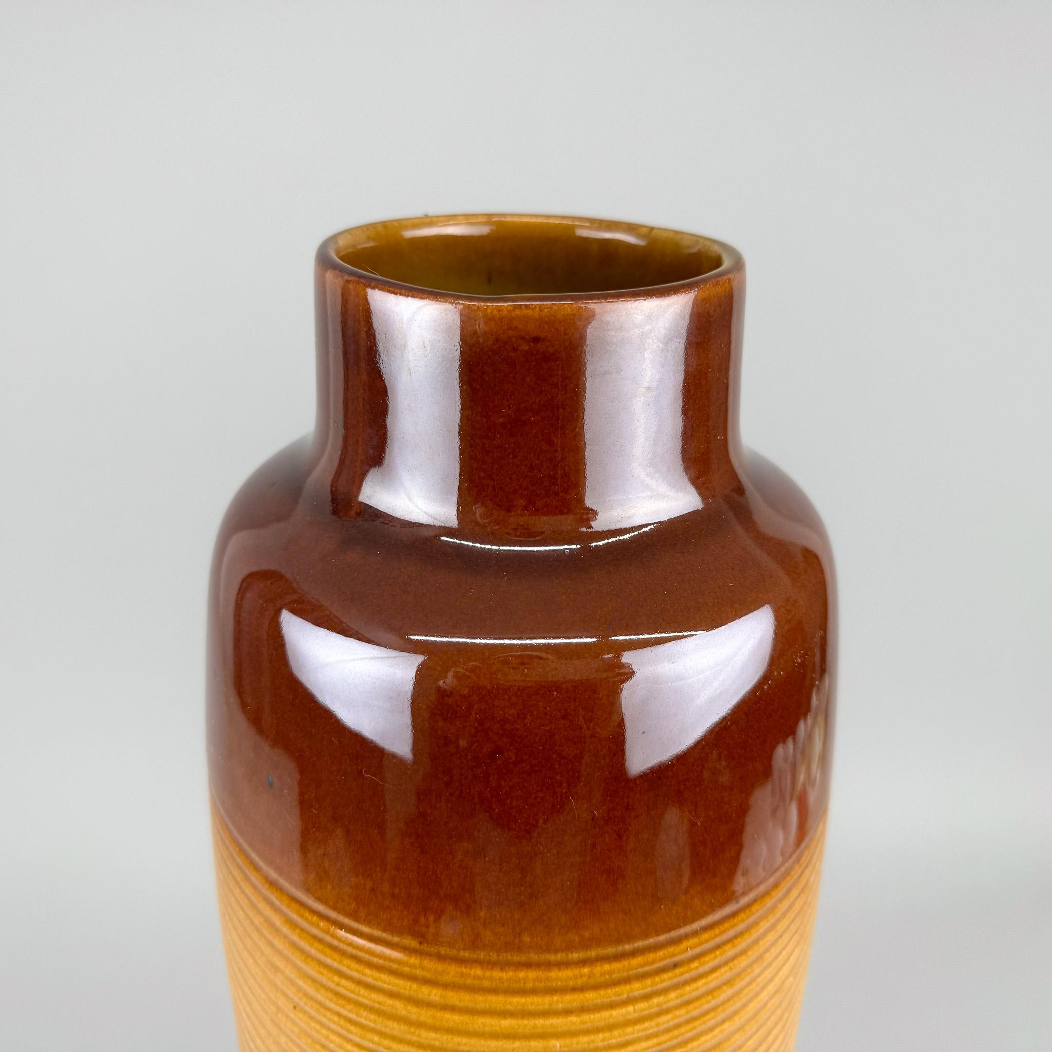 Vaso da terra in ceramica di grandi dimensioni della metà del secolo, Cecoslovacchia In condizioni buone in vendita a Praha, CZ