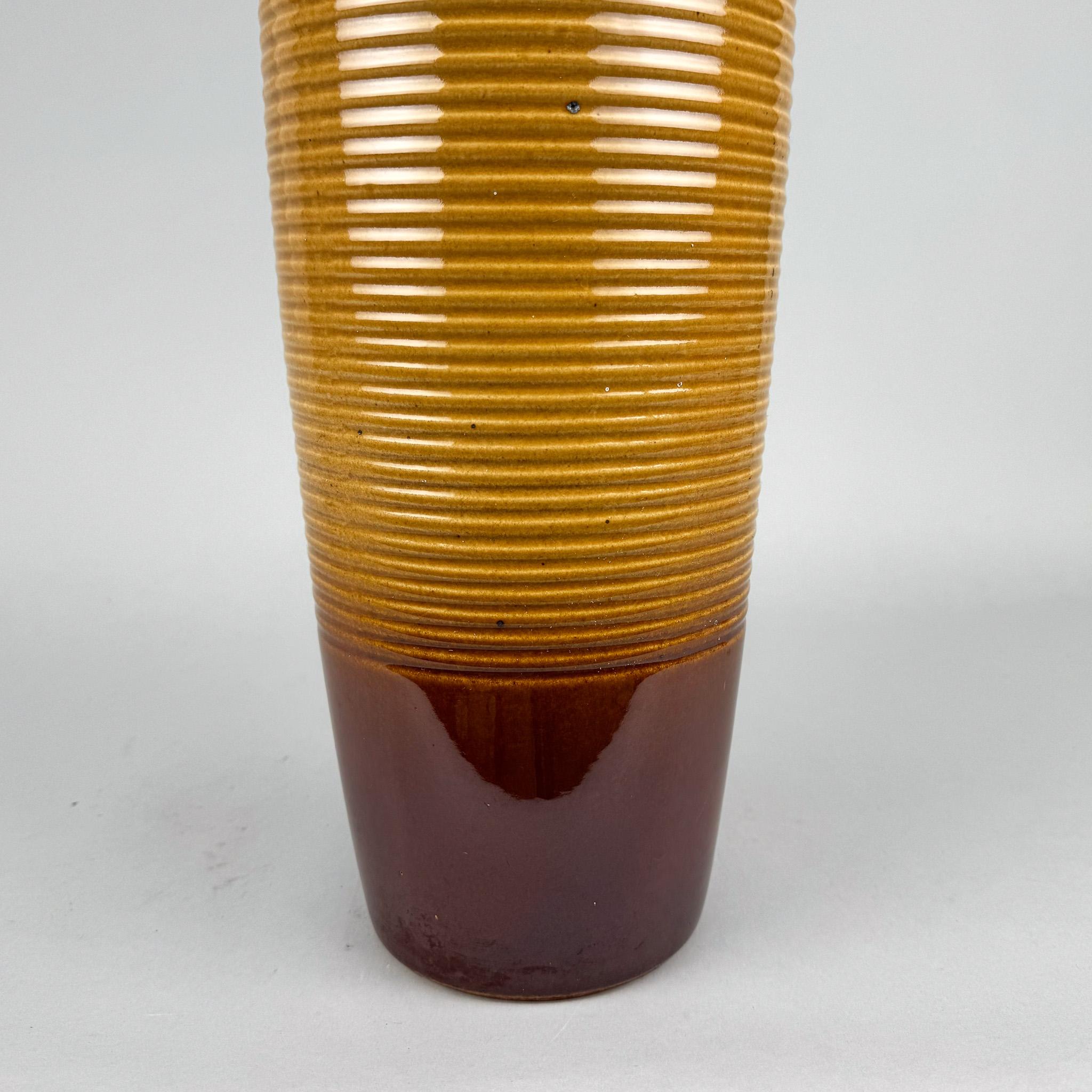 XX secolo Vaso da terra in ceramica di grandi dimensioni della metà del secolo, Cecoslovacchia in vendita