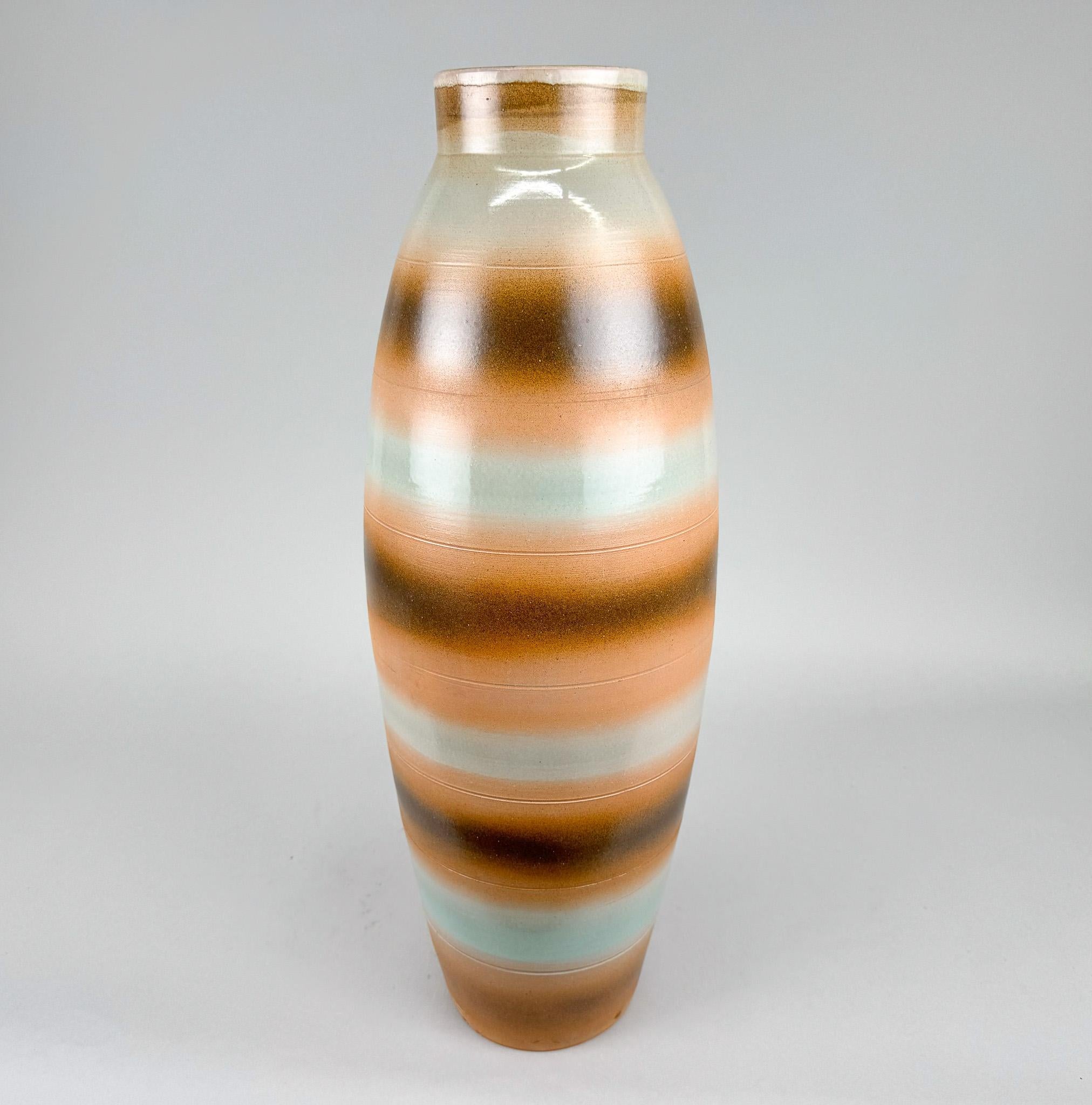XX secolo Vaso da terra in ceramica di grandi dimensioni della metà del secolo, Cecoslovacchia in vendita