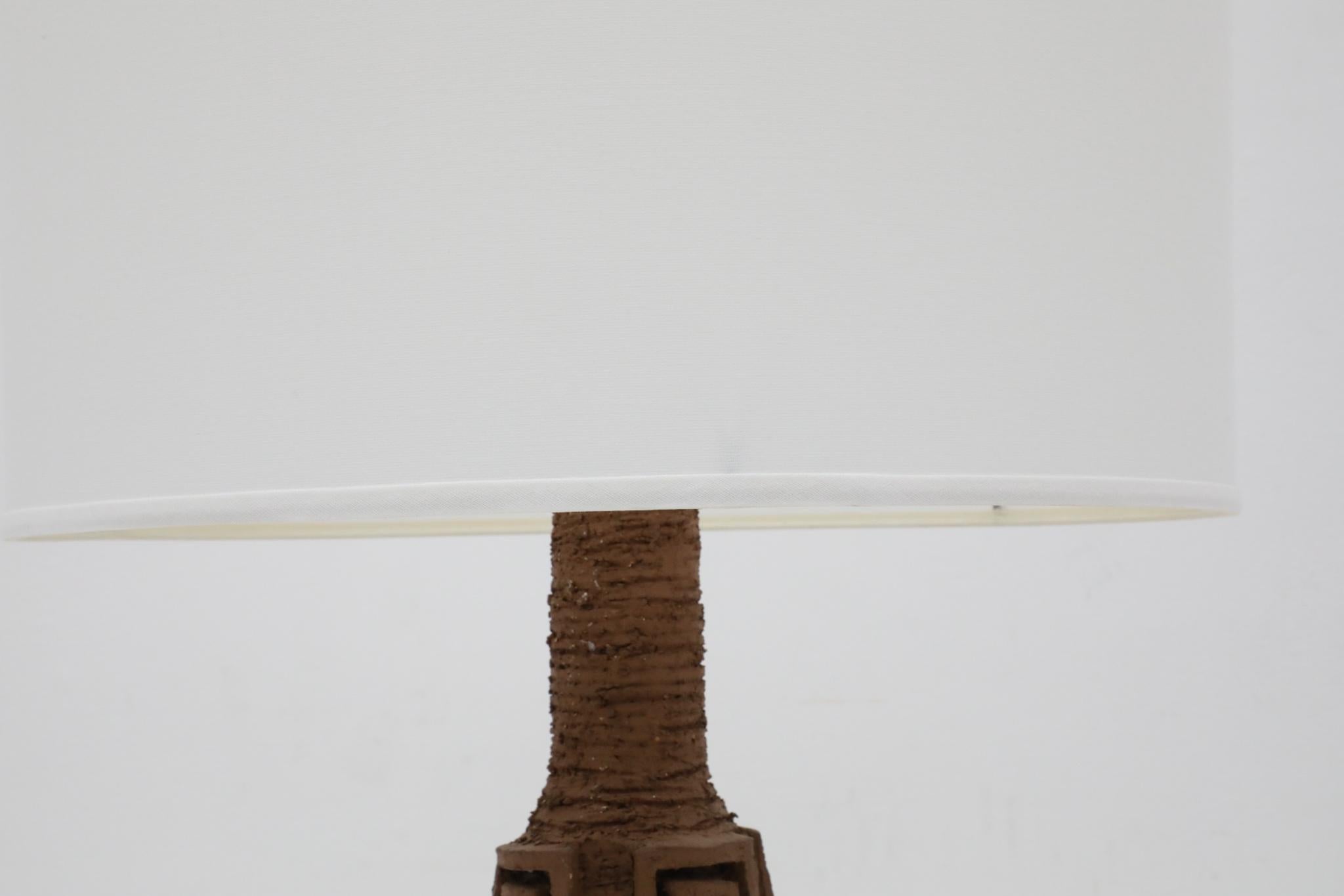 Lampada in ceramica di grandi dimensioni del metà del secolo scorso con design a chiave greca e paralume in lino più recente in vendita 3