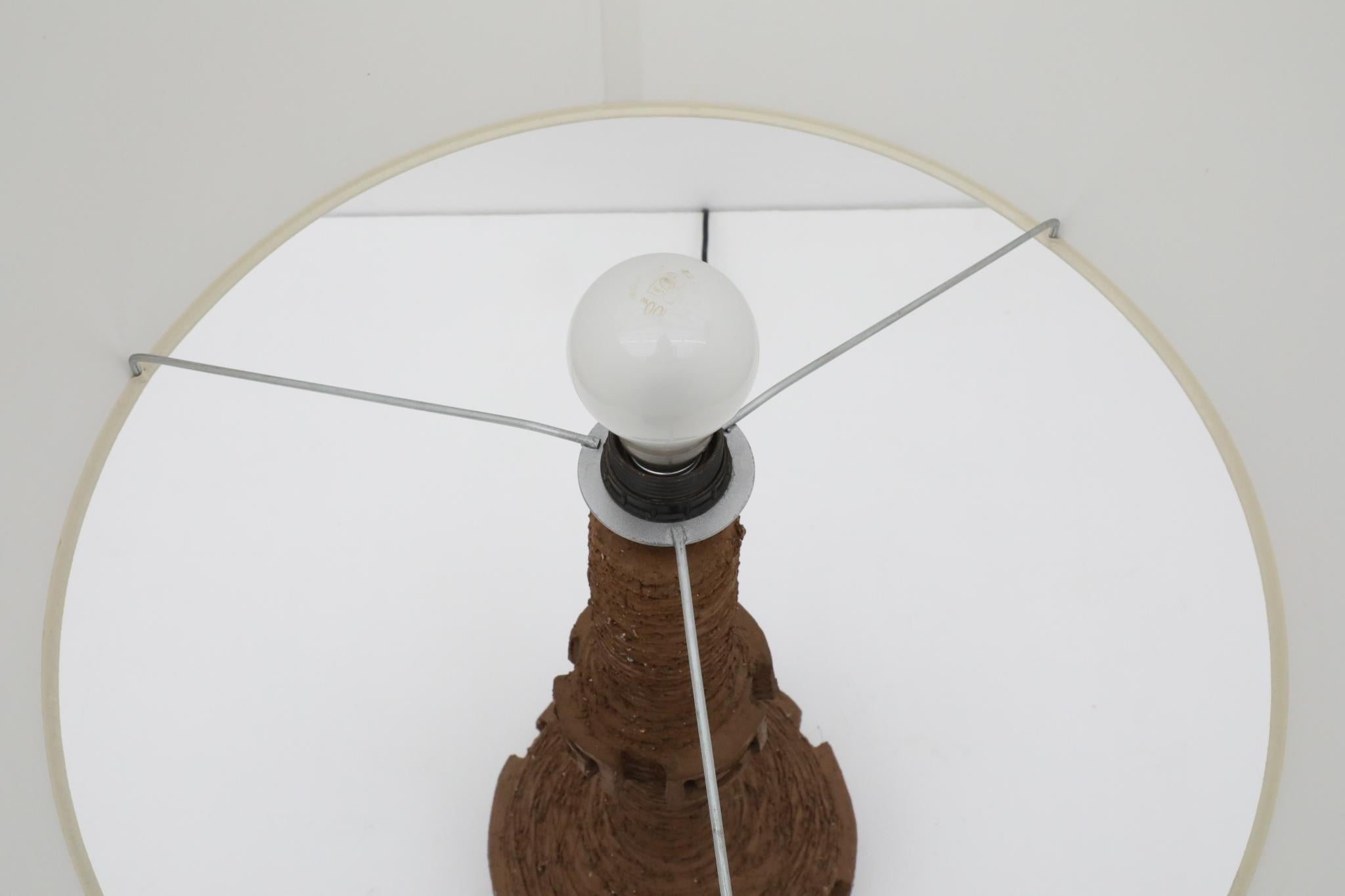 Lampada in ceramica di grandi dimensioni del metà del secolo scorso con design a chiave greca e paralume in lino più recente in vendita 4