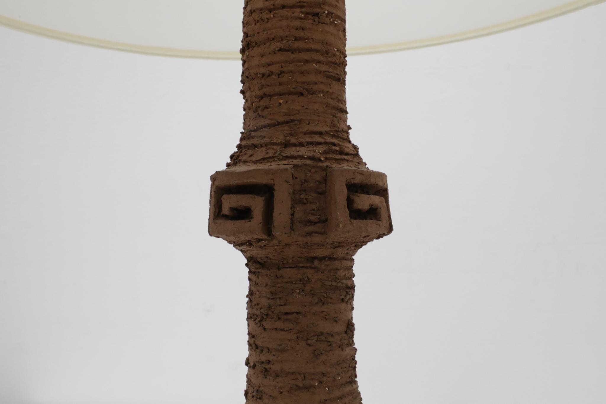 Lampada in ceramica di grandi dimensioni del metà del secolo scorso con design a chiave greca e paralume in lino più recente in vendita 5