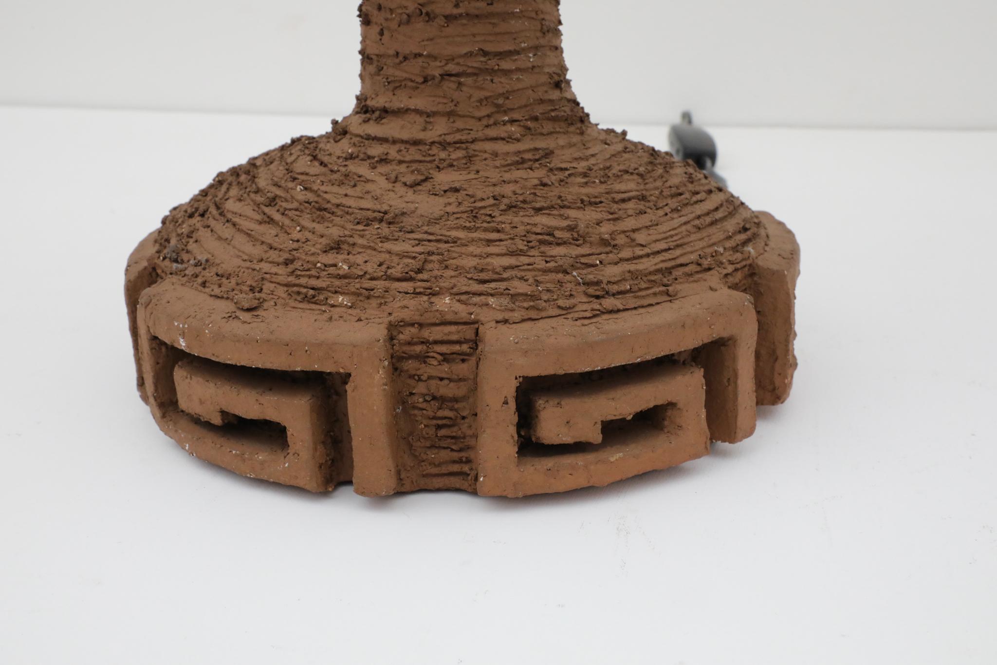 Lampada in ceramica di grandi dimensioni del metà del secolo scorso con design a chiave greca e paralume in lino più recente in vendita 6