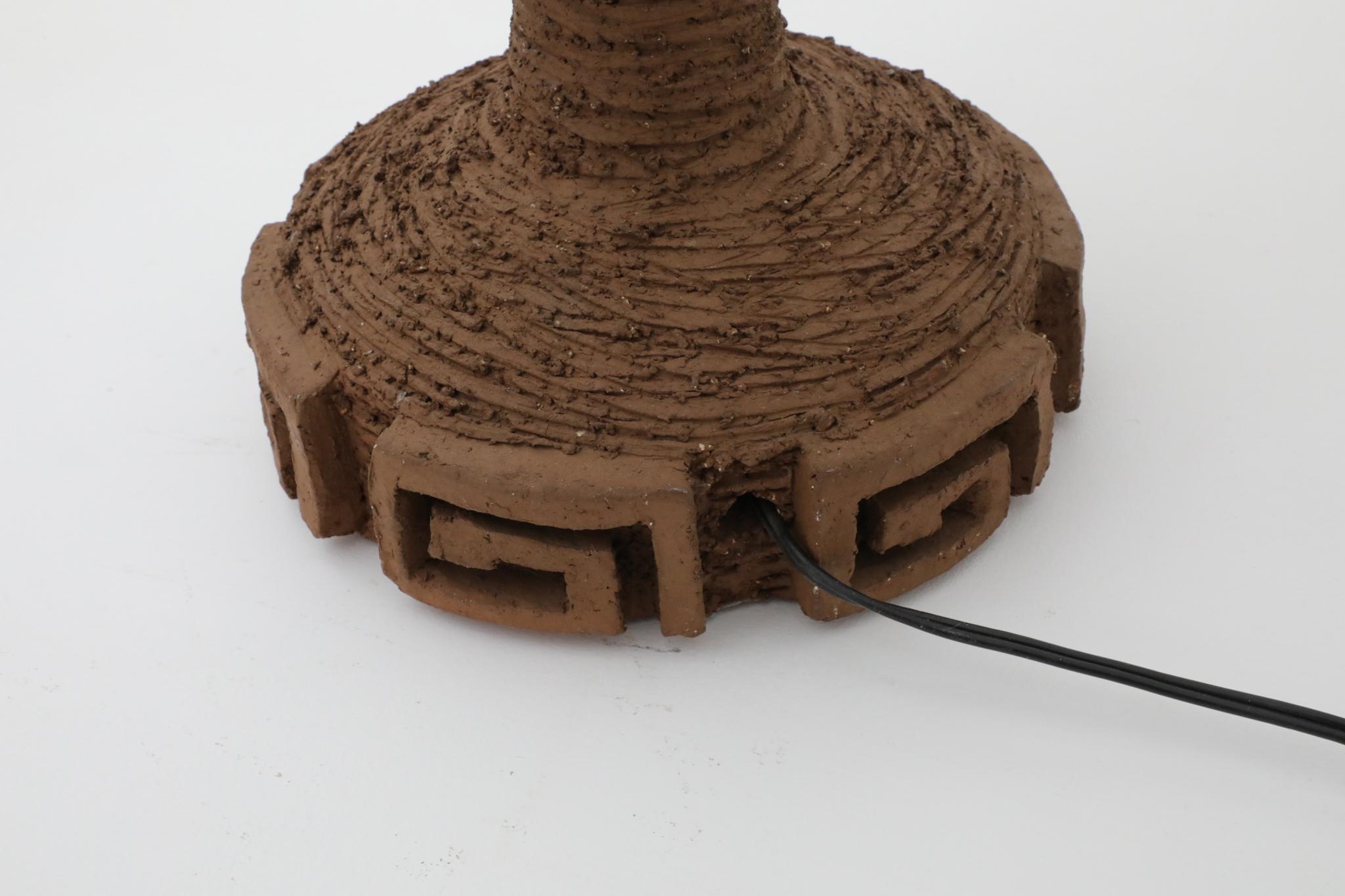 Lampada in ceramica di grandi dimensioni del metà del secolo scorso con design a chiave greca e paralume in lino più recente in vendita 7
