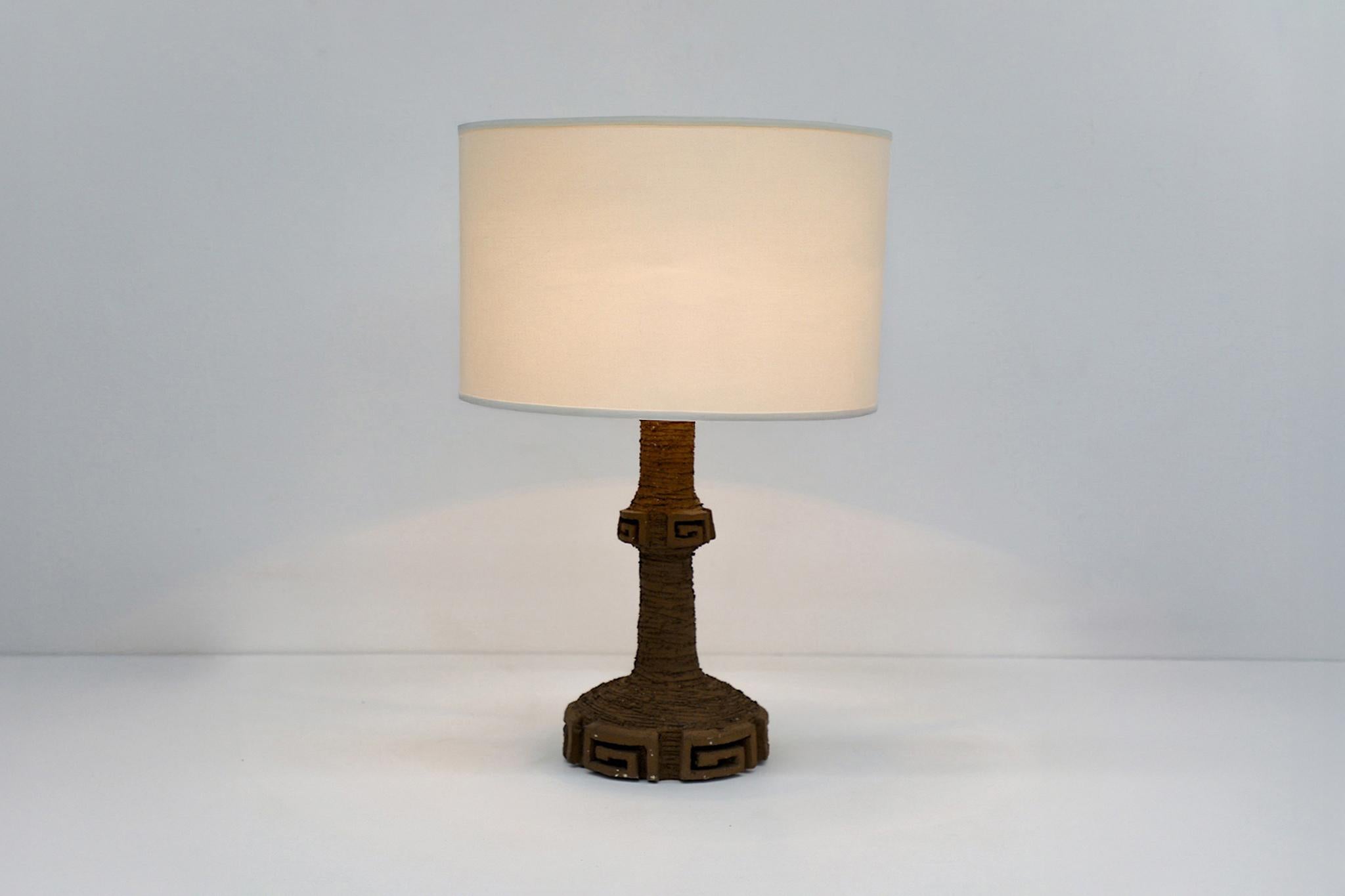 Mid-Century moderno Lampada in ceramica di grandi dimensioni del metà del secolo scorso con design a chiave greca e paralume in lino più recente in vendita