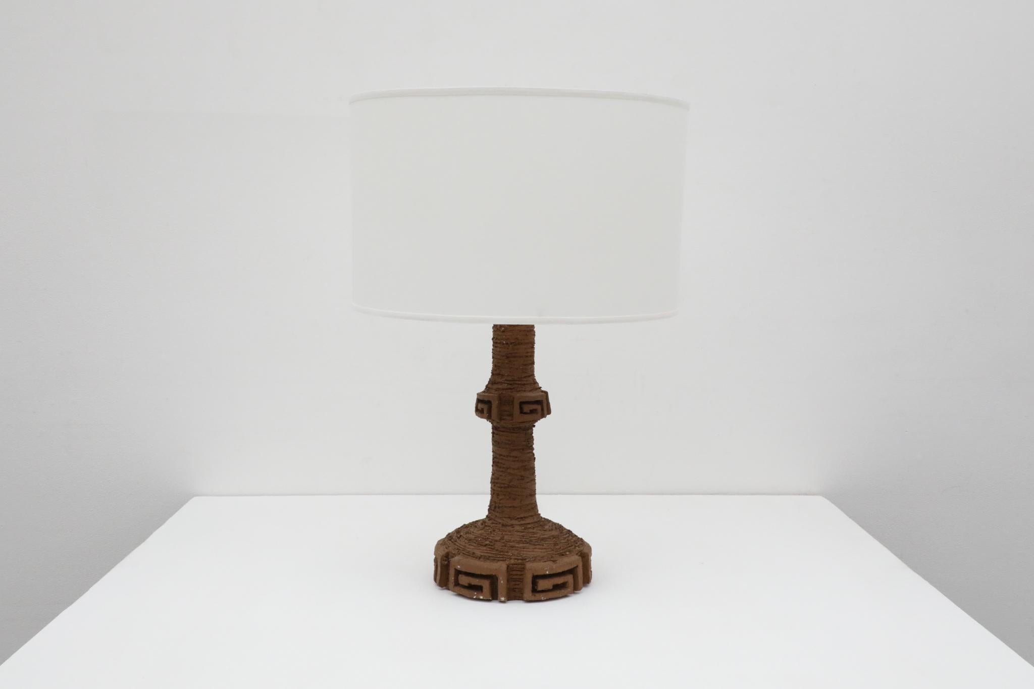 Olandese Lampada in ceramica di grandi dimensioni del metà del secolo scorso con design a chiave greca e paralume in lino più recente in vendita