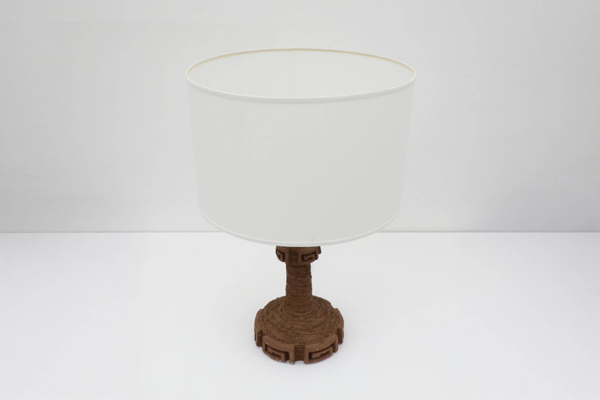 Lampada in ceramica di grandi dimensioni del metà del secolo scorso con design a chiave greca e paralume in lino più recente In condizioni buone in vendita a Los Angeles, CA