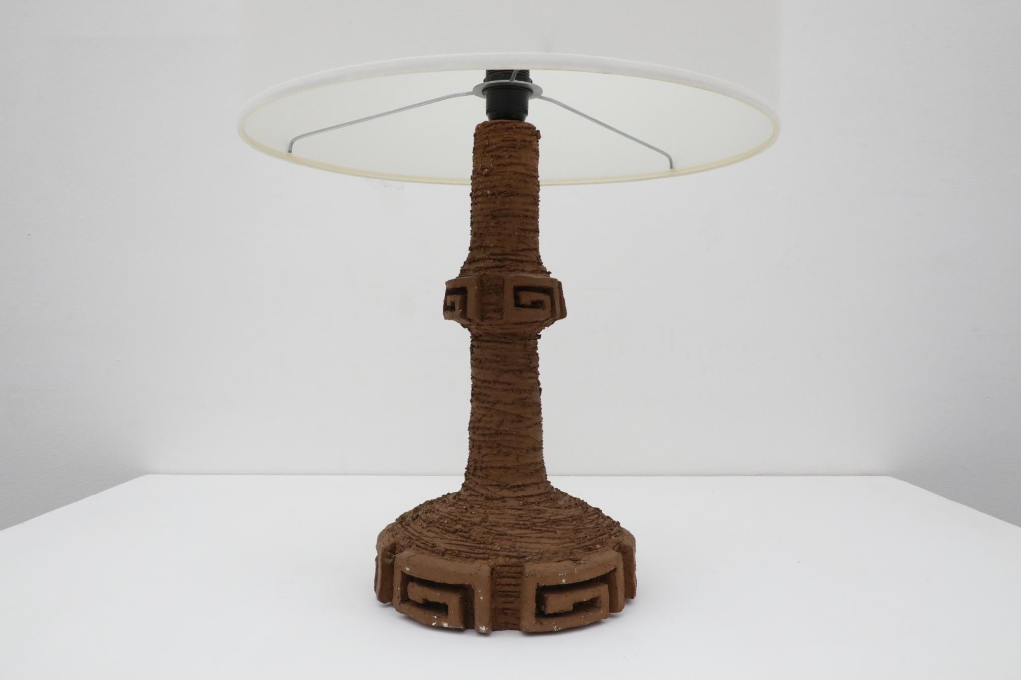 Lampada in ceramica di grandi dimensioni del metà del secolo scorso con design a chiave greca e paralume in lino più recente in vendita 1