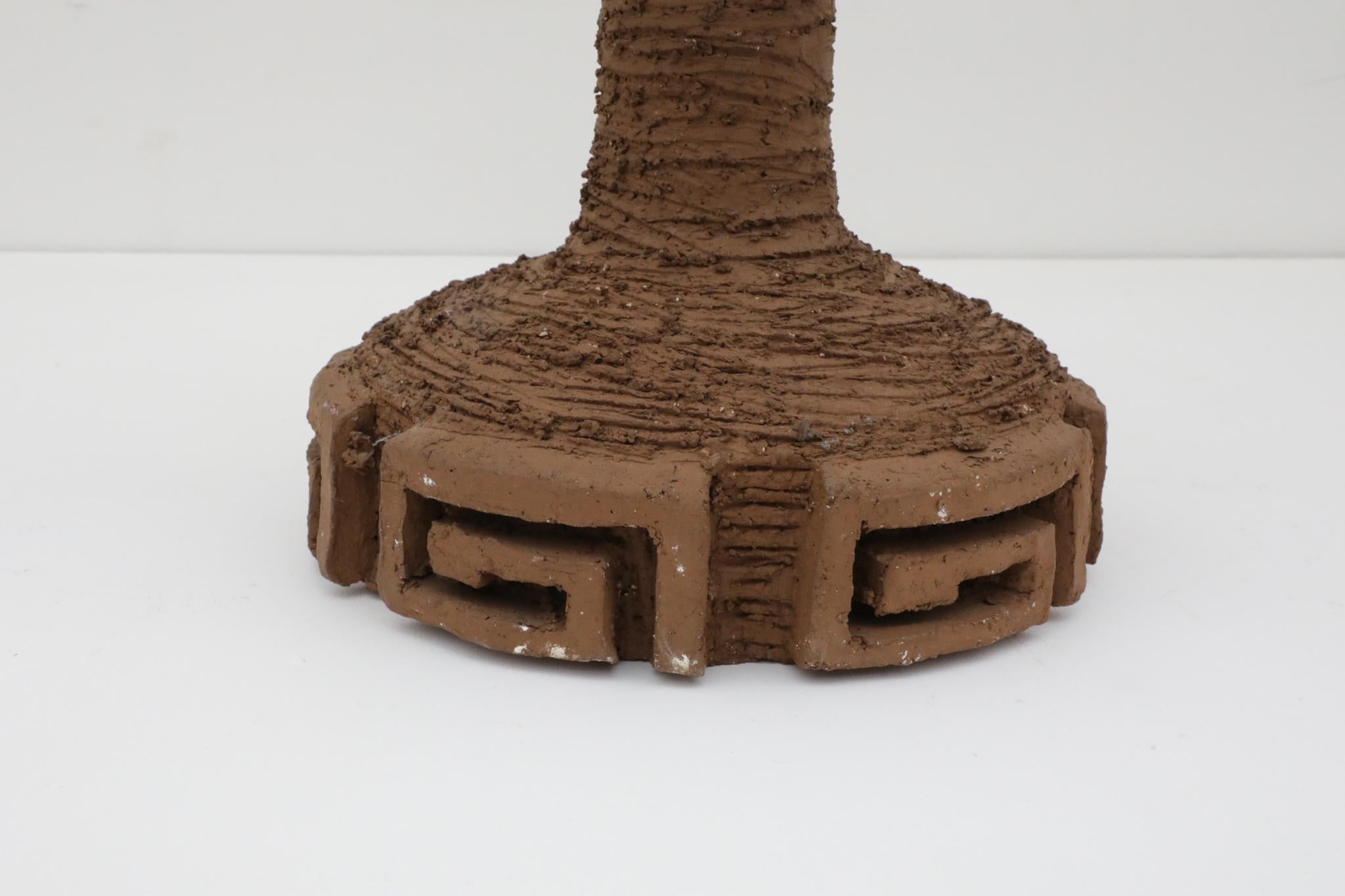 Lampada in ceramica di grandi dimensioni del metà del secolo scorso con design a chiave greca e paralume in lino più recente in vendita 2