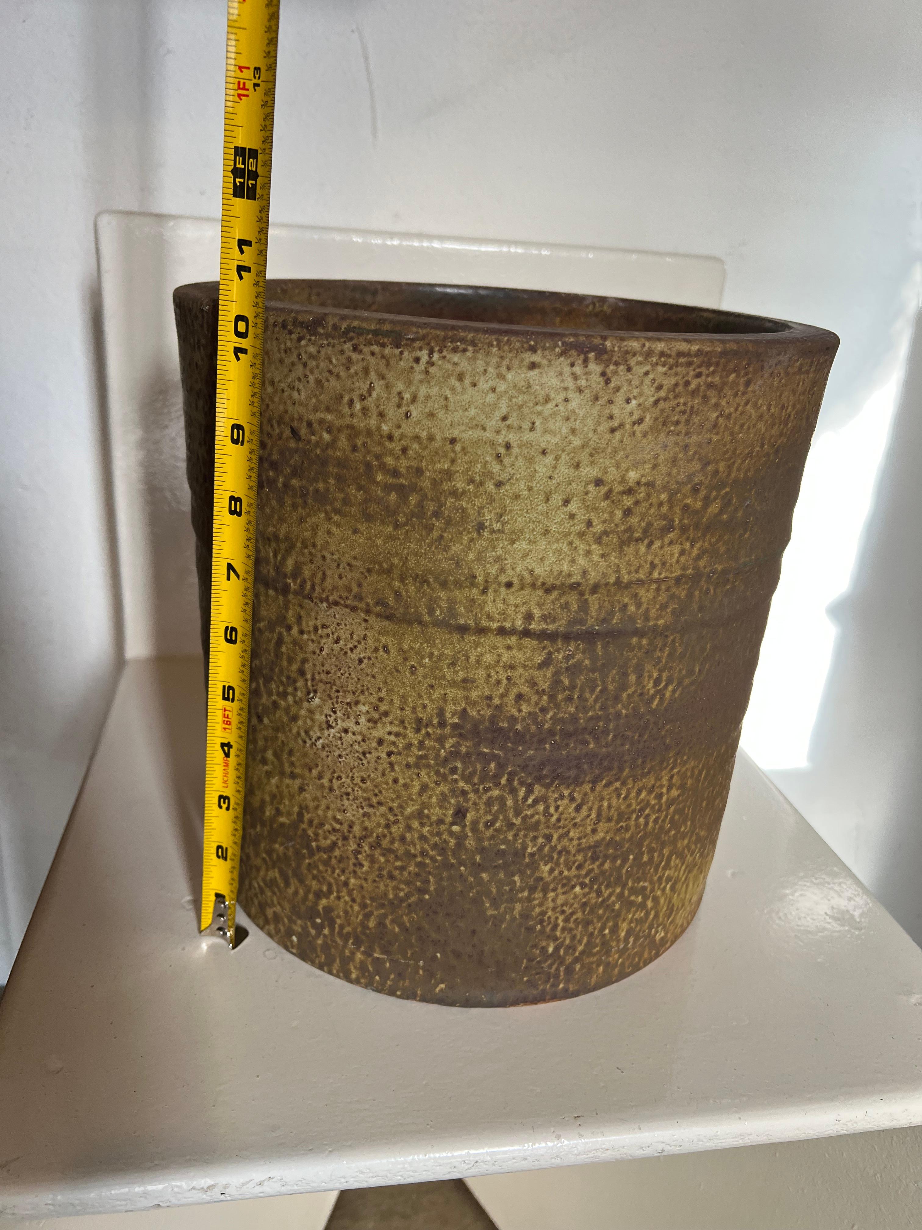 Grande vaso in ceramica di metà secolo attribuito a Piet Knepper per Mobach, anni '70, con un bellissimo smalto opaco marrone-verdastro. In condizioni originali, con un'usura visibile che corrisponde all'età e all'uso.