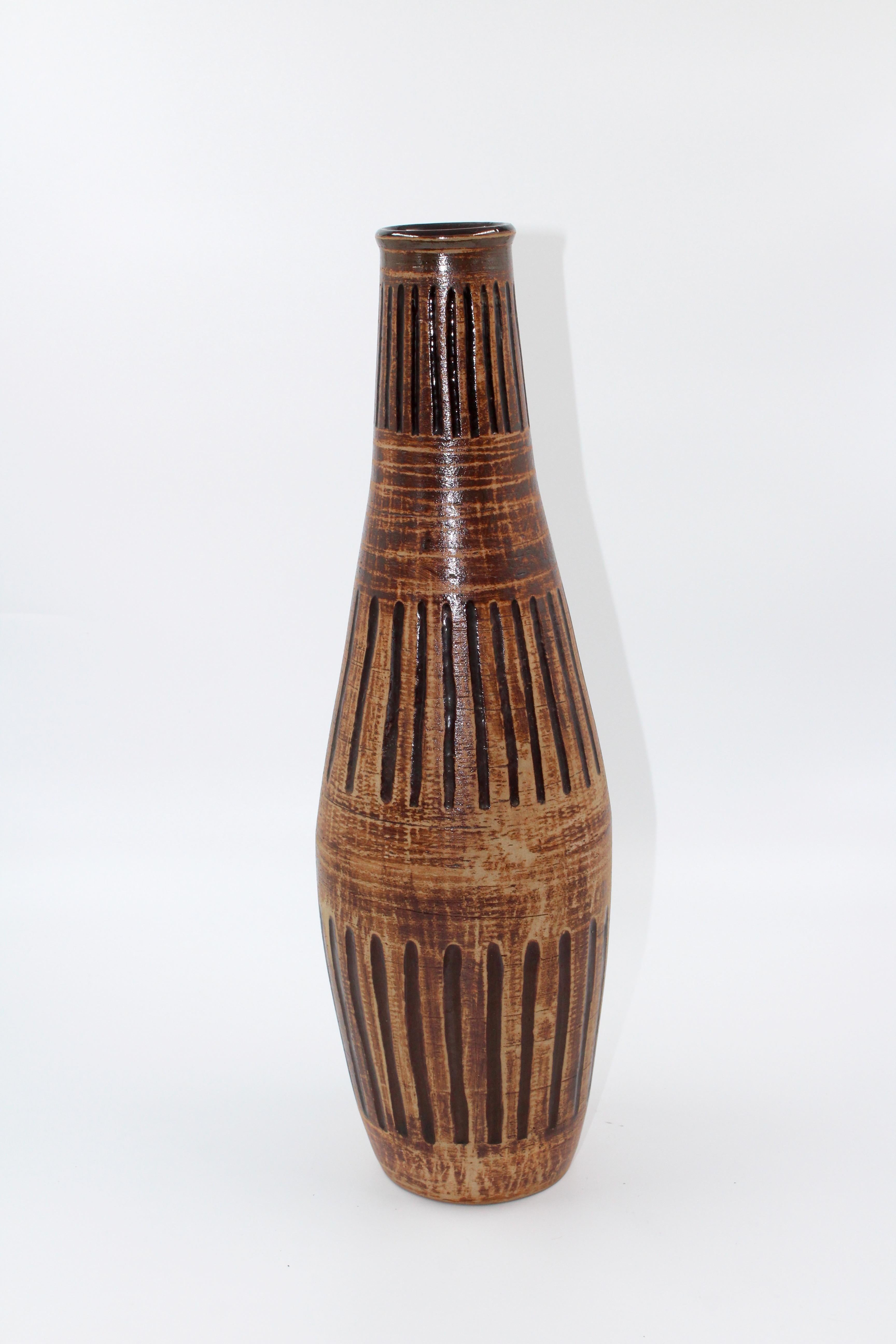 A large ceramic vase made by Egon Larsson for Höganäs Keramik in the mid-20th century. Very good vintage condition.