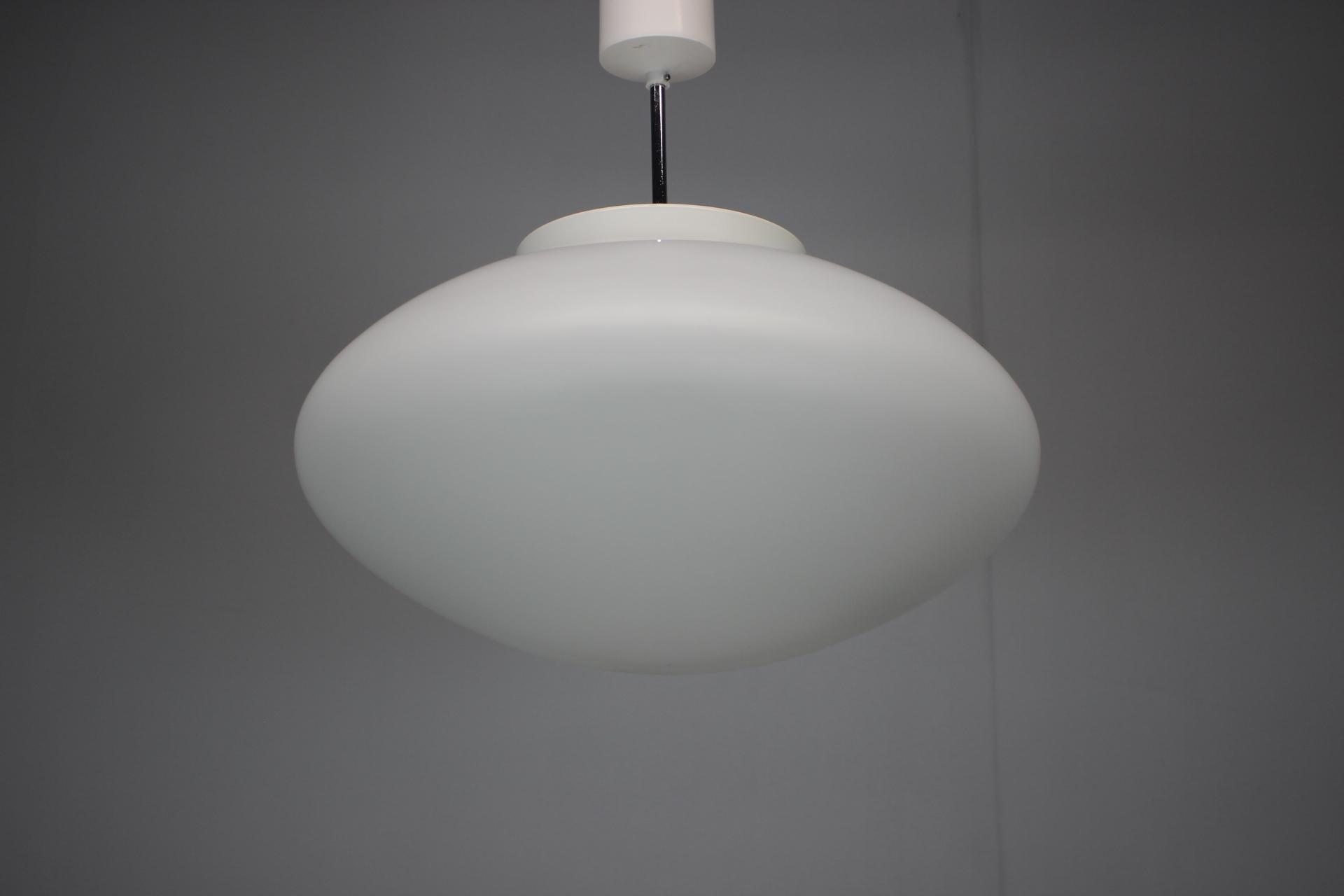 - Grande lampadario di metà secolo, Cecoslovacchia, anni '60,
- in metallo e vetro lattiginoso,
- presenta segni di usura e di età (graffi, etc.),
- in buone condizioni originali,