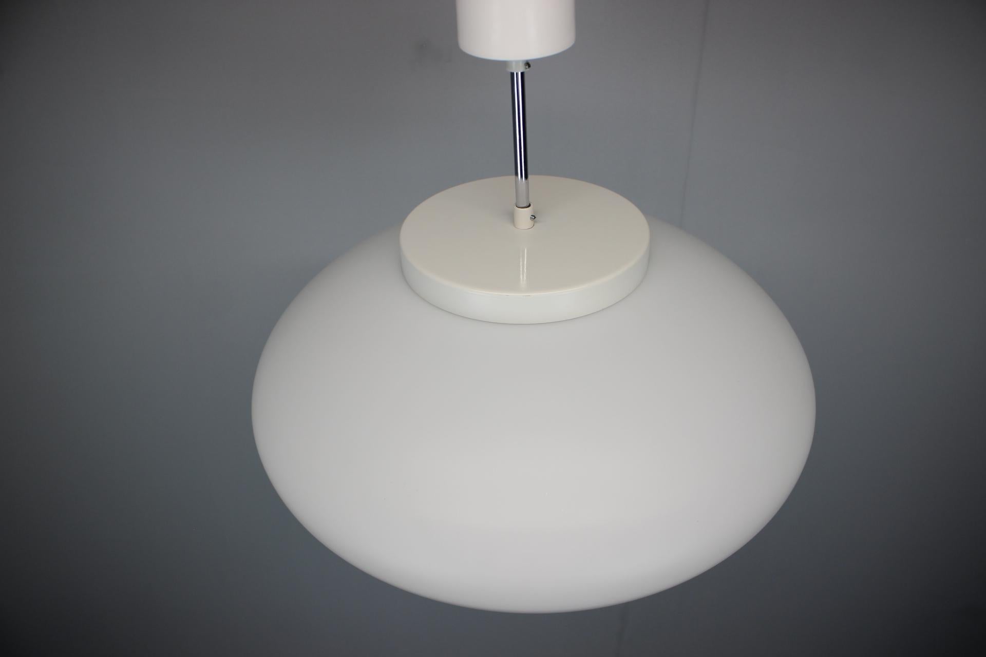 Metà XX secolo Grande lampadario di metà secolo, Cecoslovacchia, 1960 in vendita