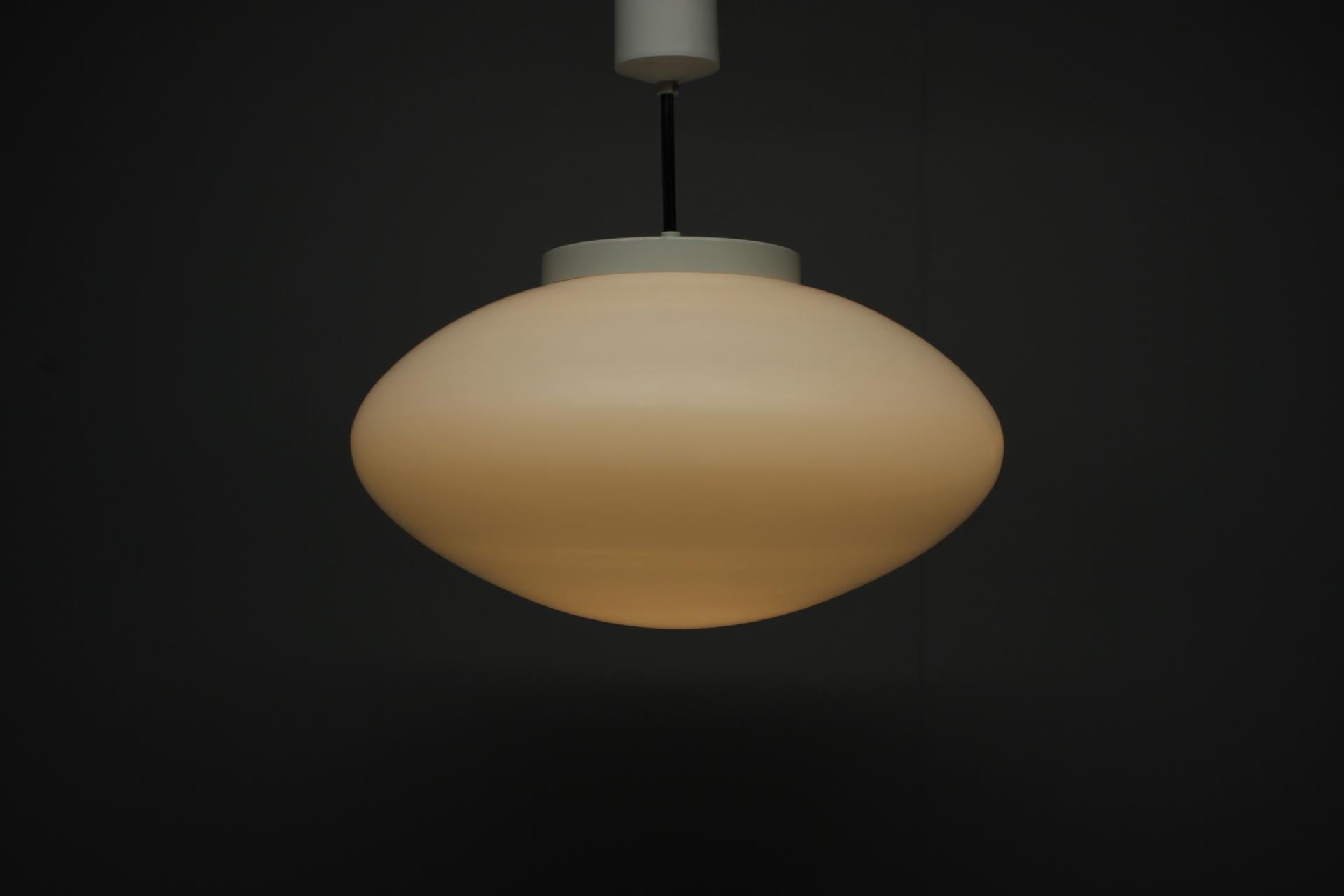 Metallo Grande lampadario di metà secolo, Cecoslovacchia, 1960 in vendita