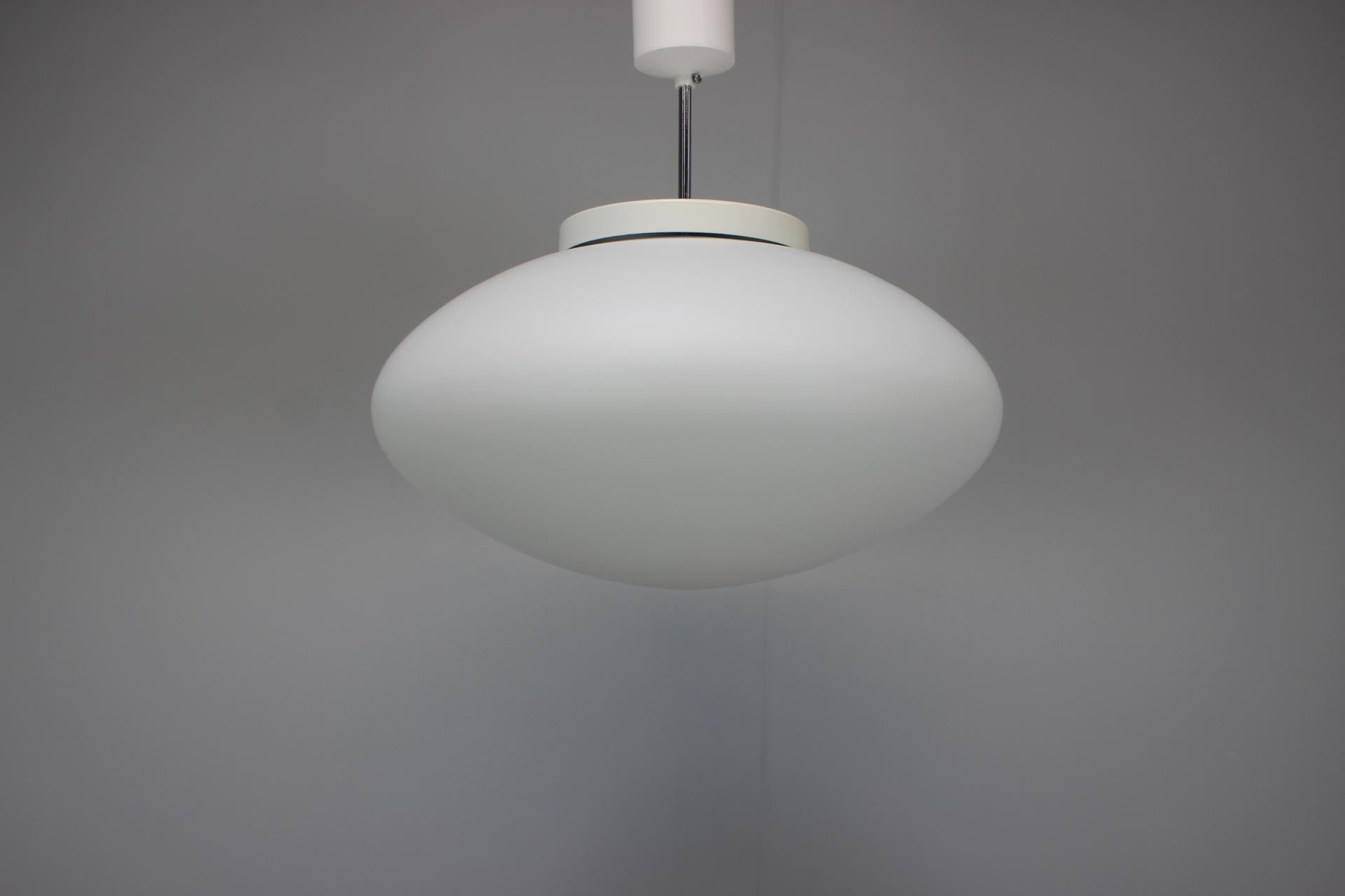 - Grande lampadario di metà secolo, anni '60,
- in metallo e vetro,
- presenta segni di usura e di età (graffi, etc.),
- in buone condizioni originali,