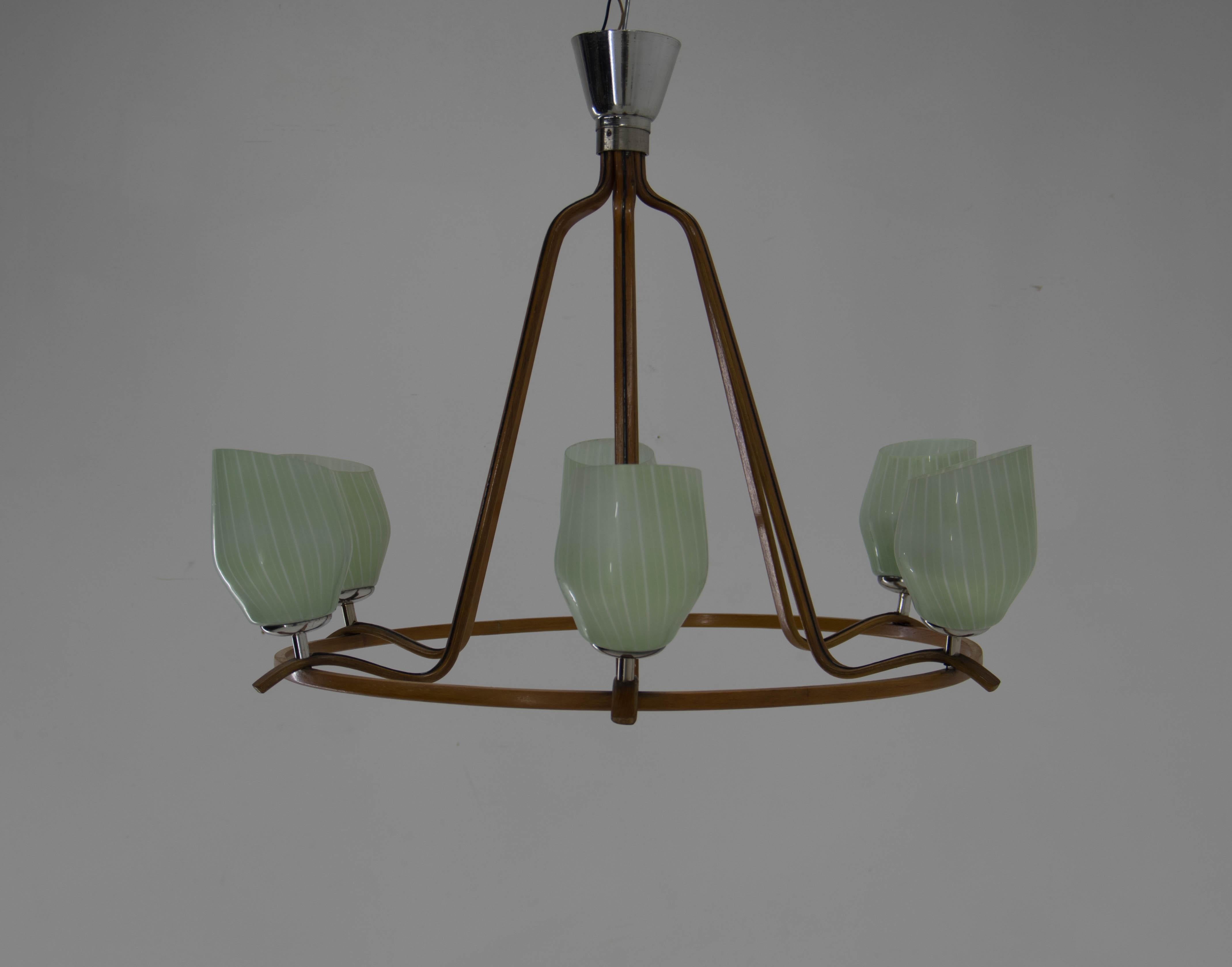 Large chandelier made by Drevo Humpolec in 1960s.
Made of wood and glass.
Very good original condition.
6x40W, E25-E27 bulbs
US wiring compatible