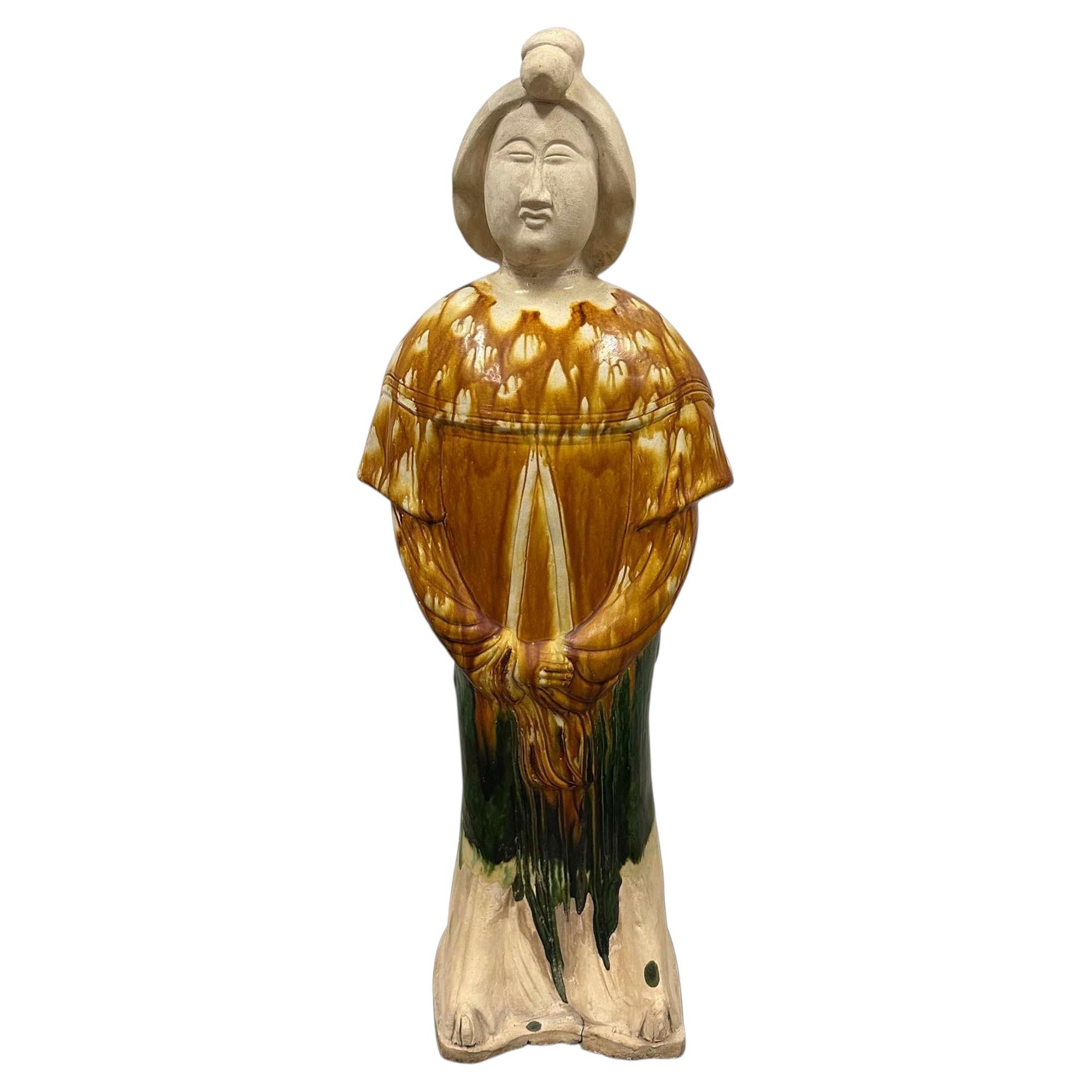 Grande statuetta in ceramica cinese smaltata Sancai della metà del secolo scorso - Dama di corte in stile Tang in vendita
