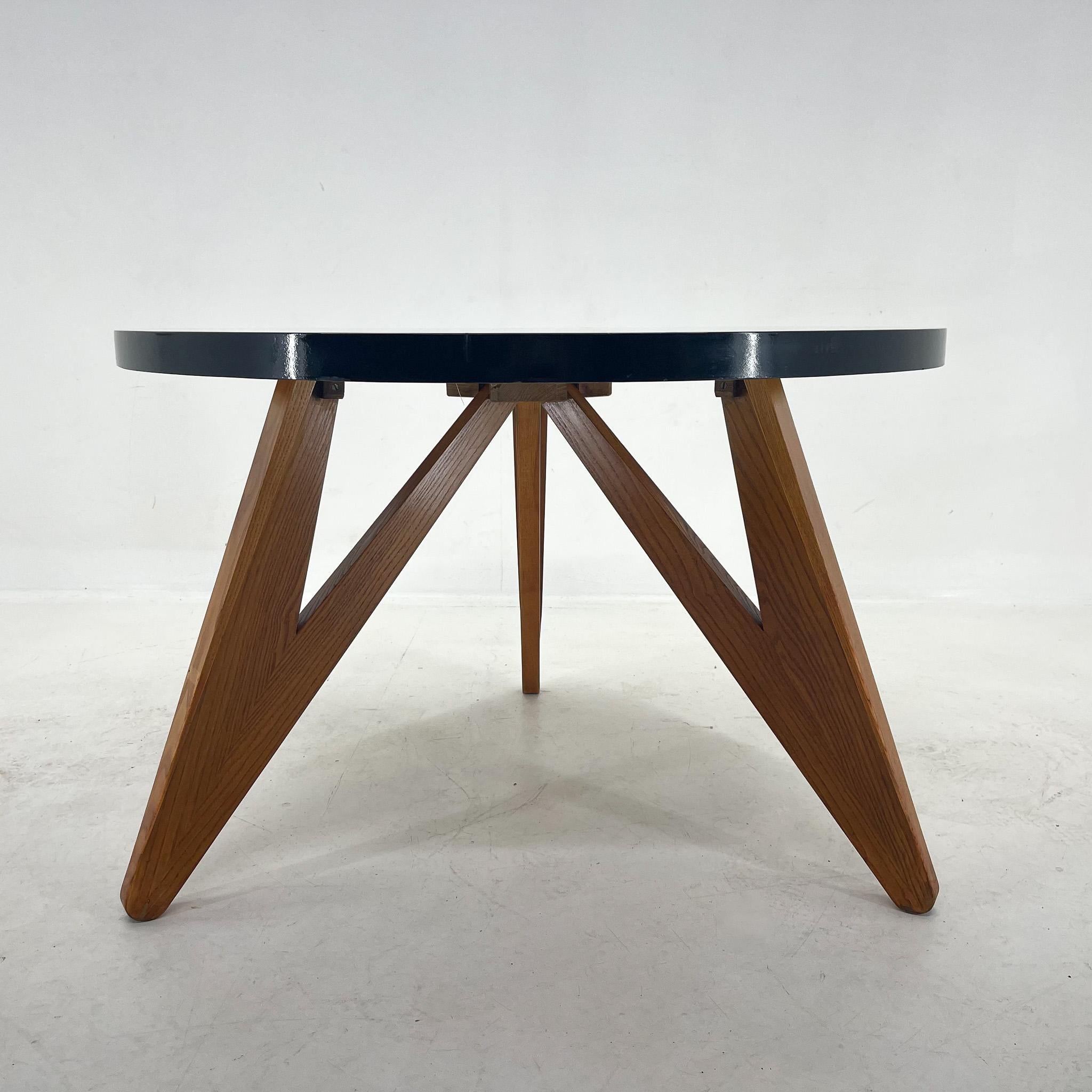 Belle grande table basse en bois avec plateau noir brillant.