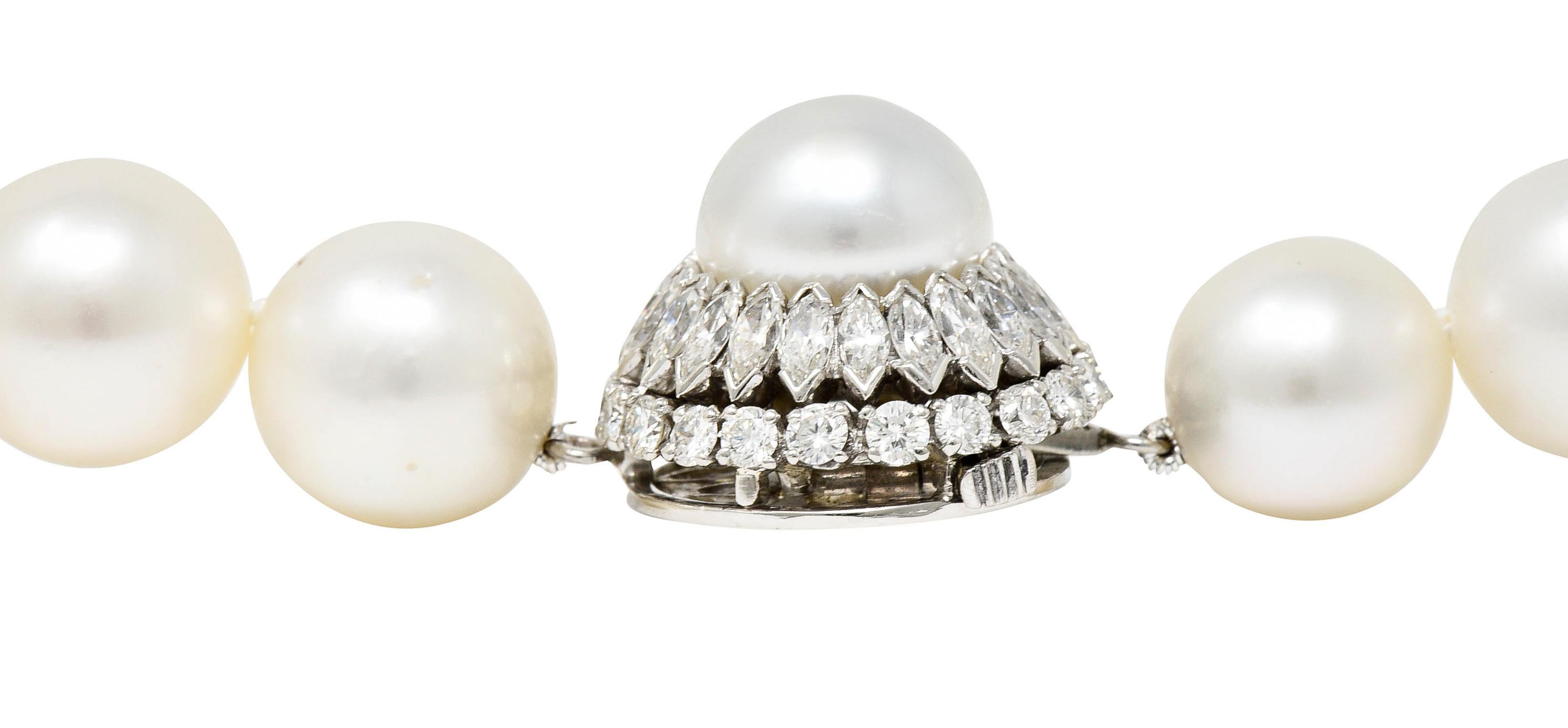 Collier de perles de culture de grande taille du milieu du siècle avec larges diamants de 3,50 carats poids total en vente 5